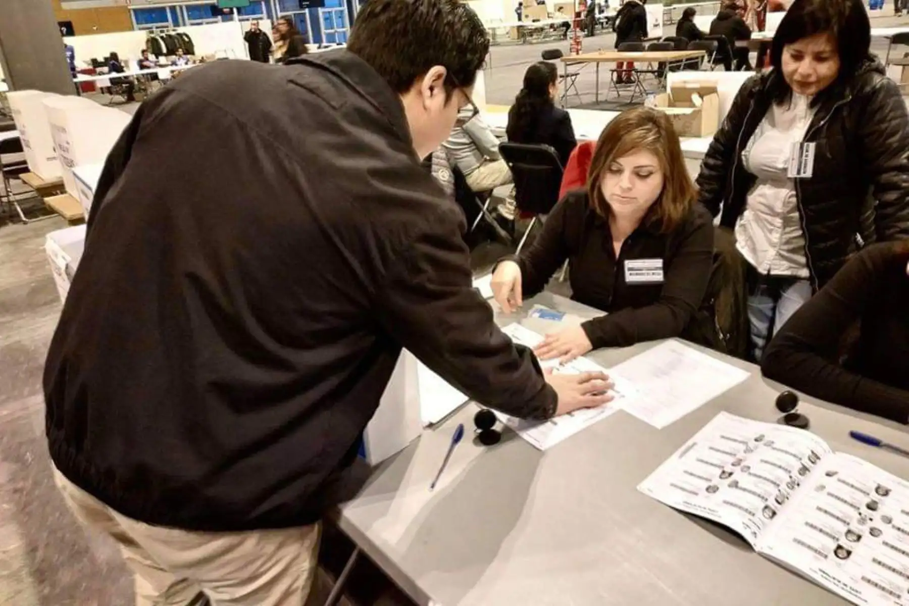 Los peruanos residentes en Madrid, España, donde se instalaron 220 mesas de sufragio y se espera a más de 65 mil electores, se desarrolla con normalidad en el marco del Referéndum 2018. Foto: ANDINA/ONPE