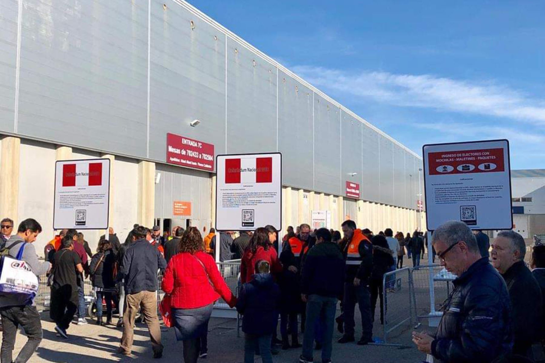Los peruanos residentes en Madrid, España, donde se instalaron 220 mesas de sufragio y se espera a más de 65 mil electores, se desarrolla con normalidad en el marco del Referéndum 2018. Foto: ANDINA/ONPE