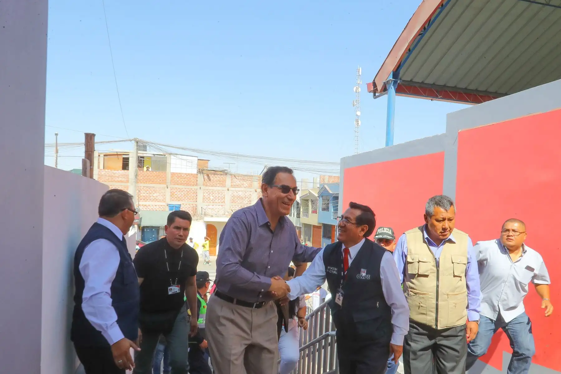 Presidente de la República. Martín Vizcarra emite su voto en el referéndum nacional en Moquegua. Foto: ANDINA/Andrés Valle/Prensa Presidencia