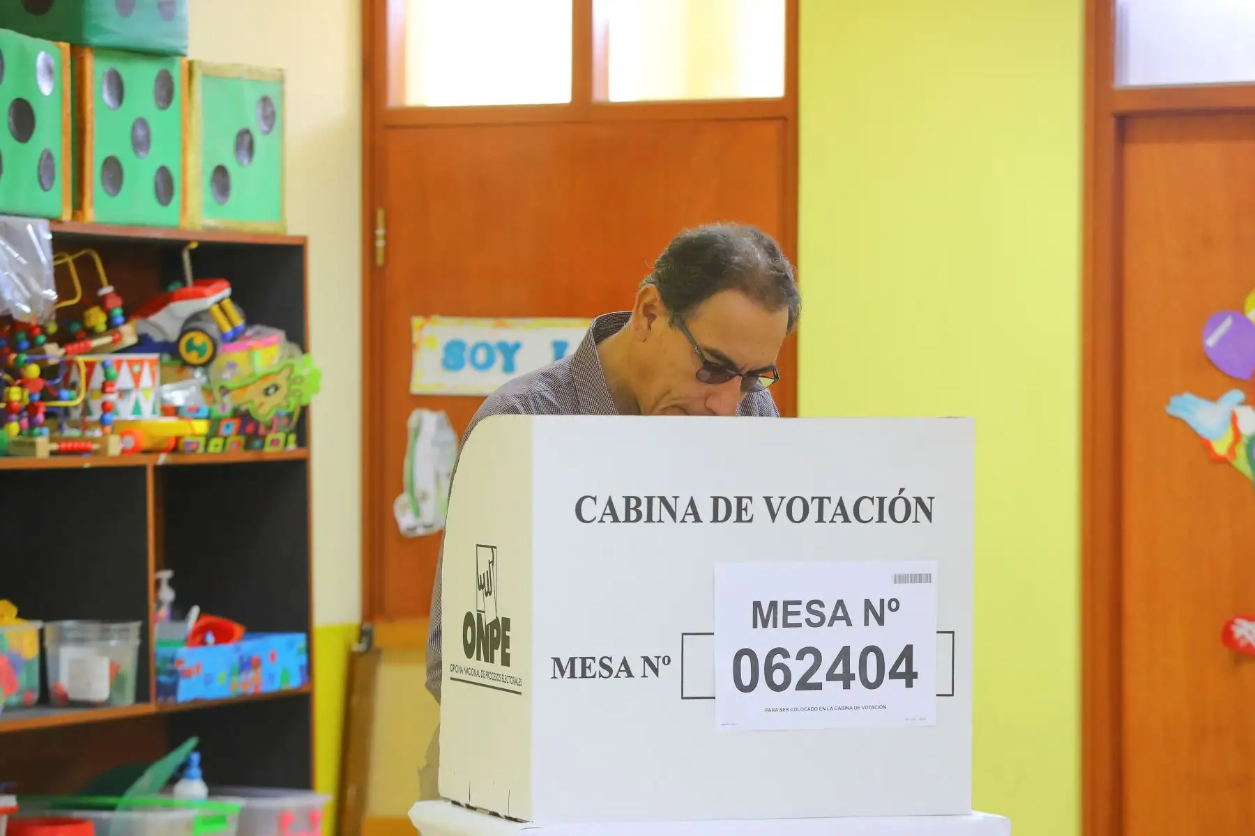 Presidente de la República. Martín Vizcarra emite su voto en el referéndum nacional en Moquegua. Foto: ANDINA/Andrés Valle/Prensa Presidencia