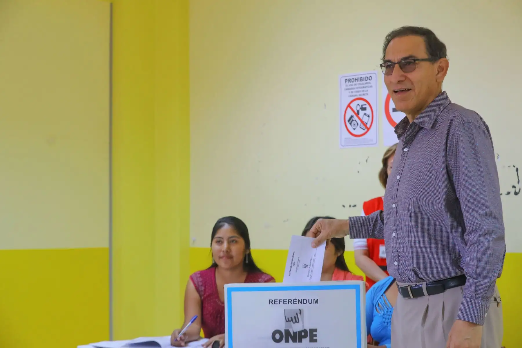 Presidente de la República. Martín Vizcarra emite su voto en el referéndum nacional en Moquegua. Foto: ANDINA/Andrés Valle/Prensa Presidencia