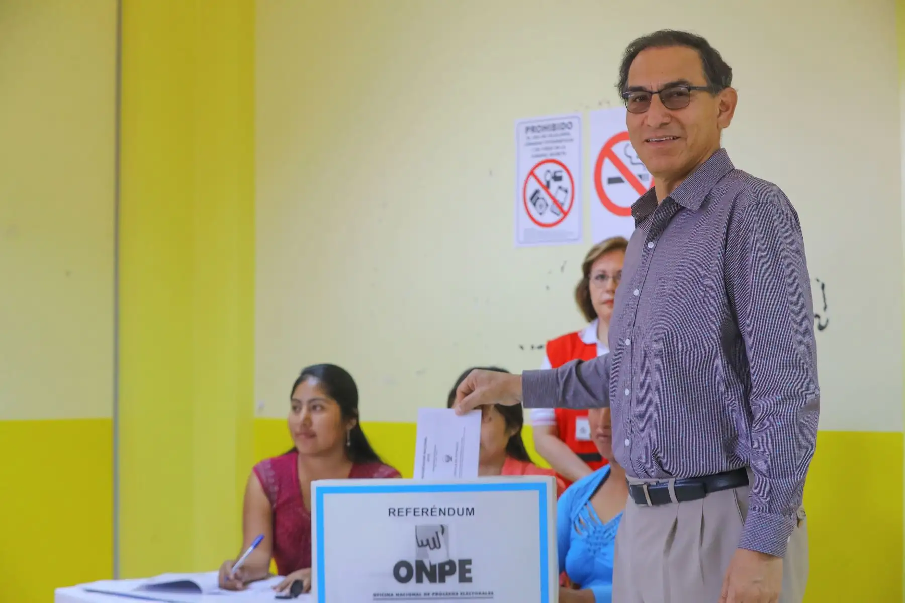 Presidente de la República. Martín Vizcarra emite su voto en el referéndum nacional en Moquegua. Foto: ANDINA/Andrés Valle/Prensa Presidencia