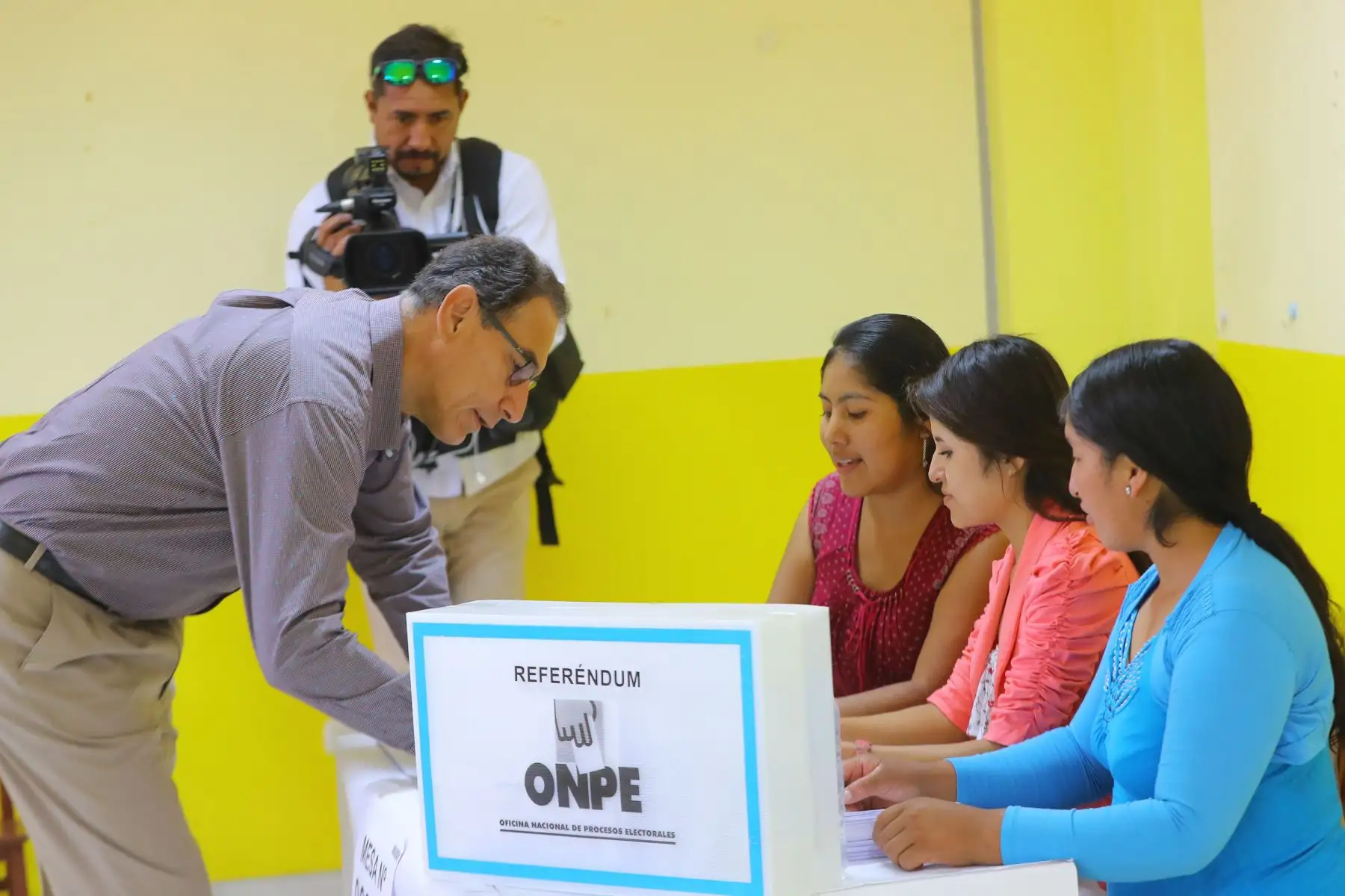 Presidente de la República. Martín Vizcarra emite su voto en el referéndum nacional en Moquegua. Foto: ANDINA/Andrés Valle/Prensa Presidencia