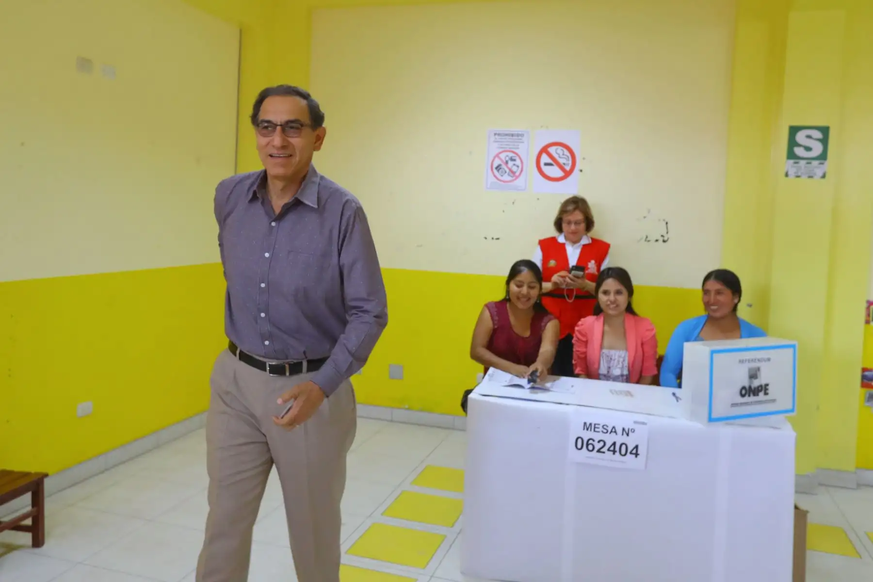 Presidente de la República. Martín Vizcarra emite su voto en el referéndum nacional en Moquegua. Foto: ANDINA/Andrés Valle/Prensa Presidencia