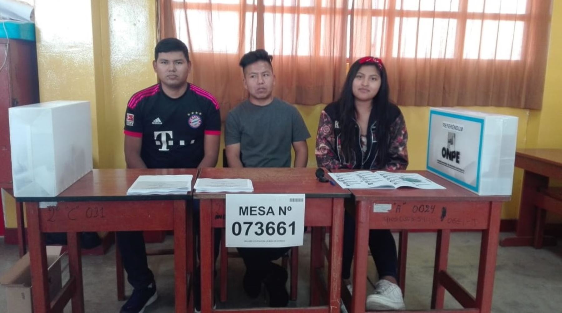 Estos jóvenes instalaron la primera mesa de votación en Tacna.