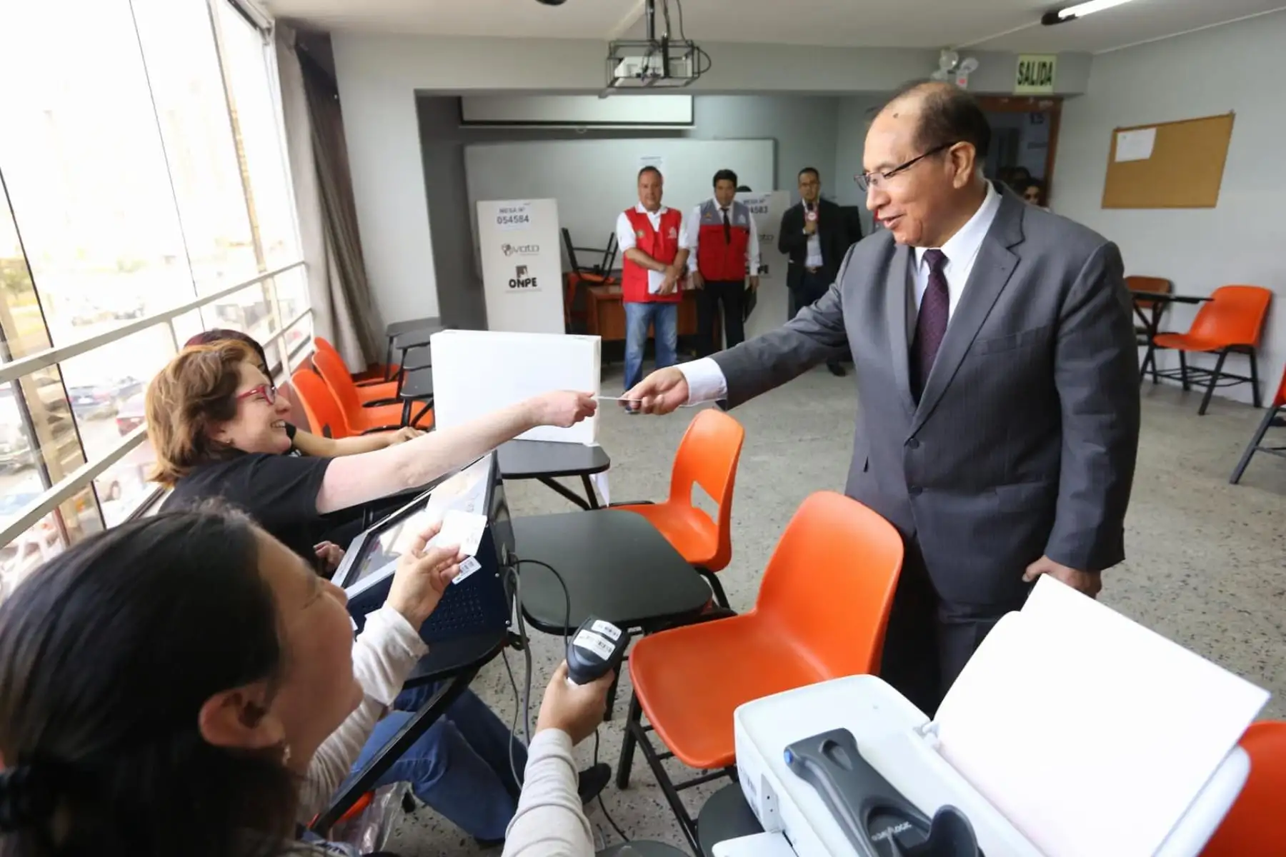 El presidente del Jurado Nacional de Elecciones (JNE), Víctor Ticona, emite su voto en el Referéndum 2018 en el colegio Melitón Carbajal. Foto: ANDINA/JNE