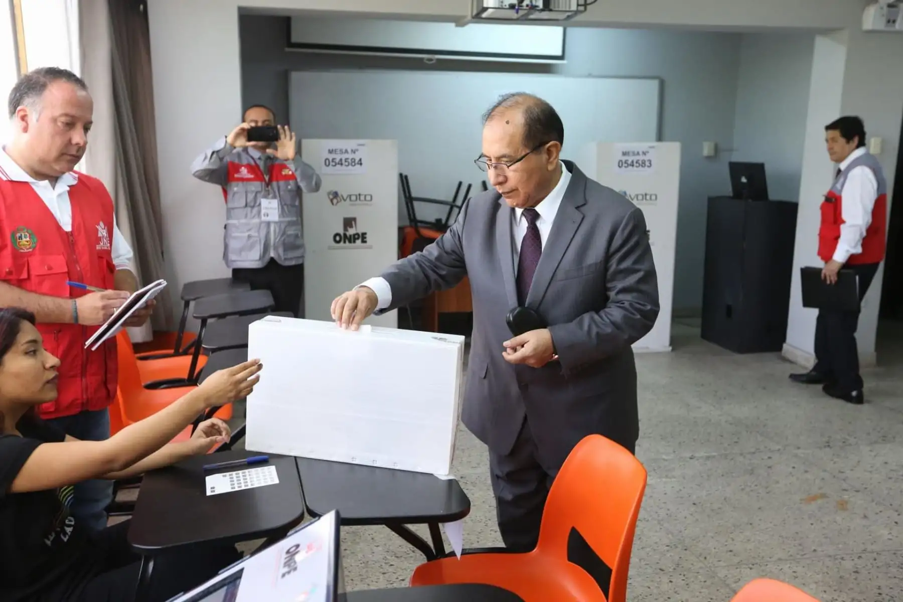 El presidente del Jurado Nacional de Elecciones (JNE), Víctor Ticona, emite su voto en el Referéndum 2018 en el colegio Melitón Carbajal. Foto: ANDINA/JNE