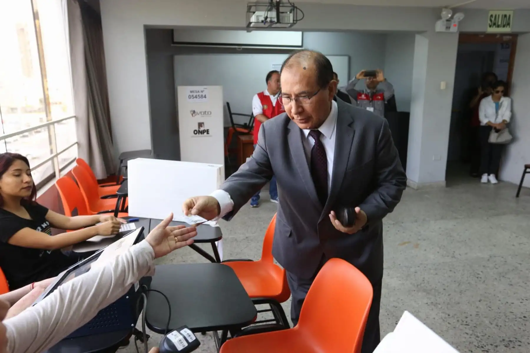 El presidente del Jurado Nacional de Elecciones (JNE), Víctor Ticona, emite su voto en el Referéndum 2018 en el colegio Melitón Carbajal. Foto: ANDINA/JNE