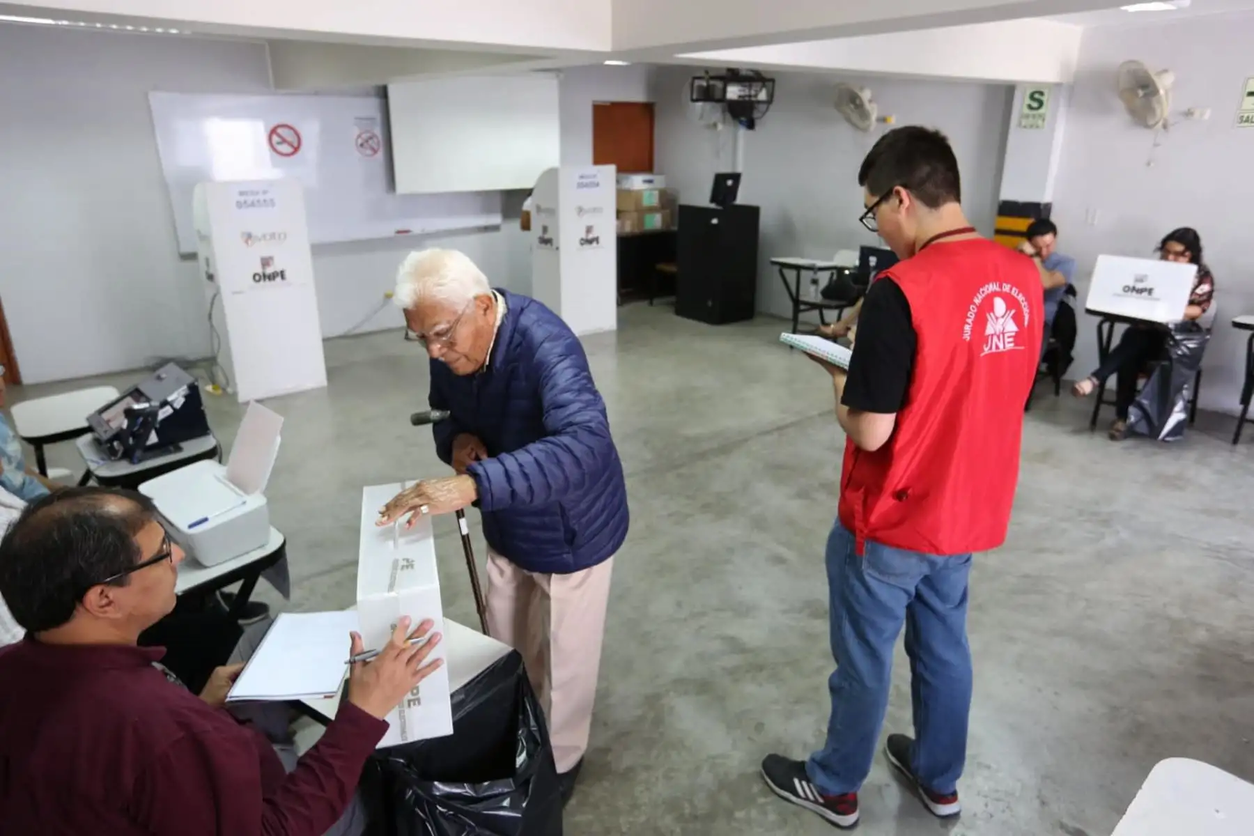 Ciudadanos emiten su voto en el Referéndum 2018 en el colegio Melitón Carbajal. Foto: ANDINA/JNE