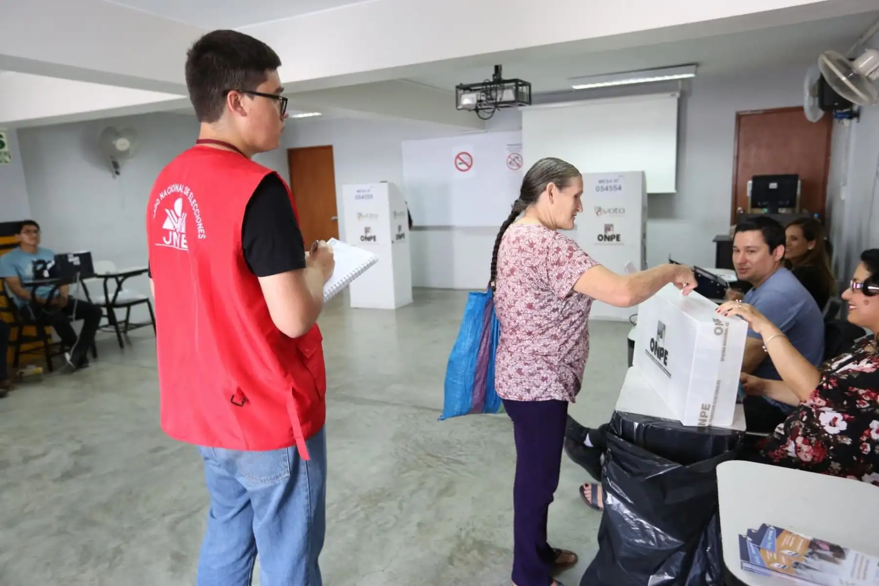 Ciudadanos emiten su voto en el Referéndum 2018 en el colegio Melitón Carbajal. Foto: ANDINA/JNE