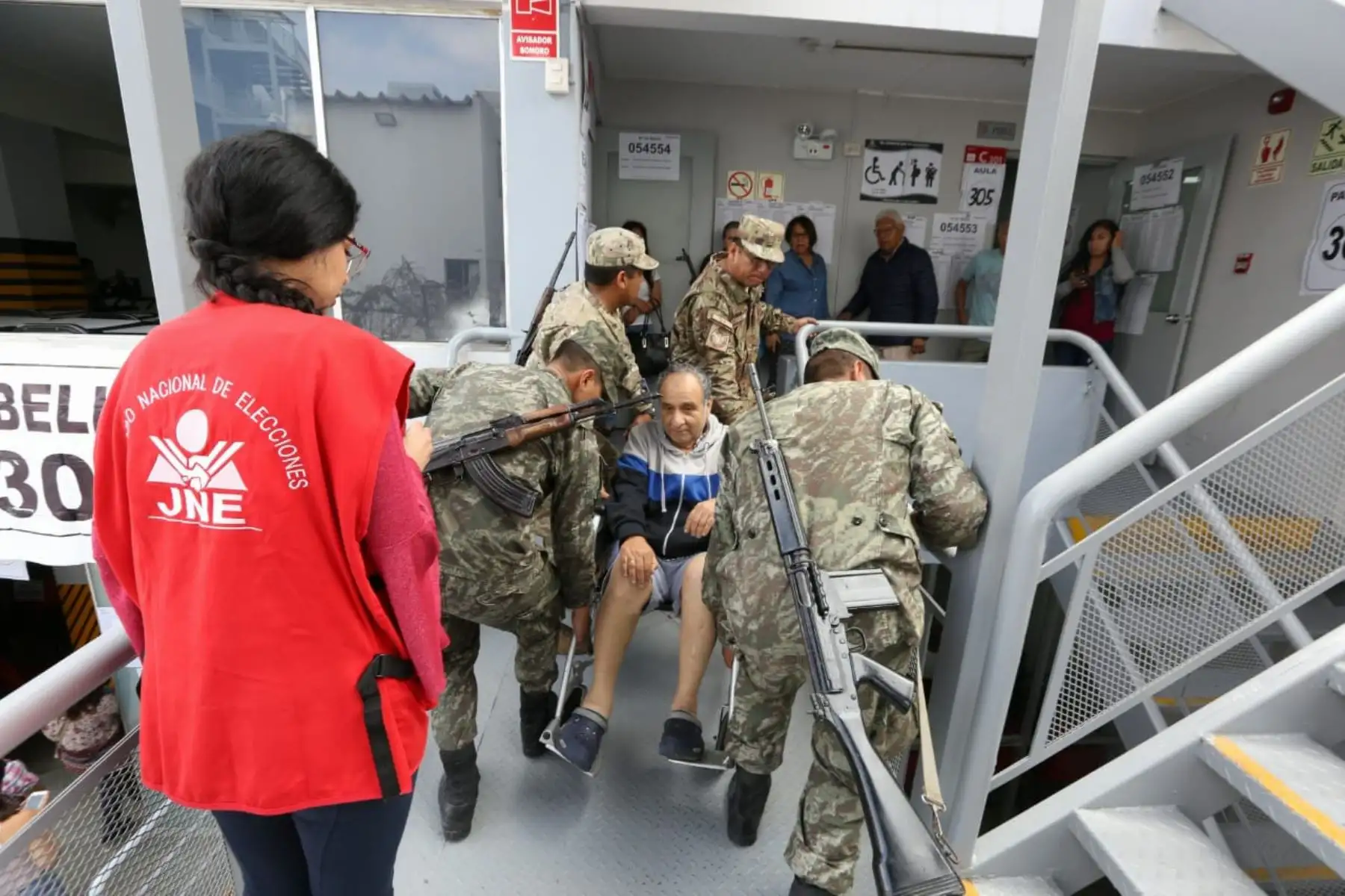 Miembros del Ejercito ayudan aun ciudadano con discapacidad para que sufrague en el Referéndum 2018 en el colegio Melitón Carbajal. Foto: ANDINA/JNE