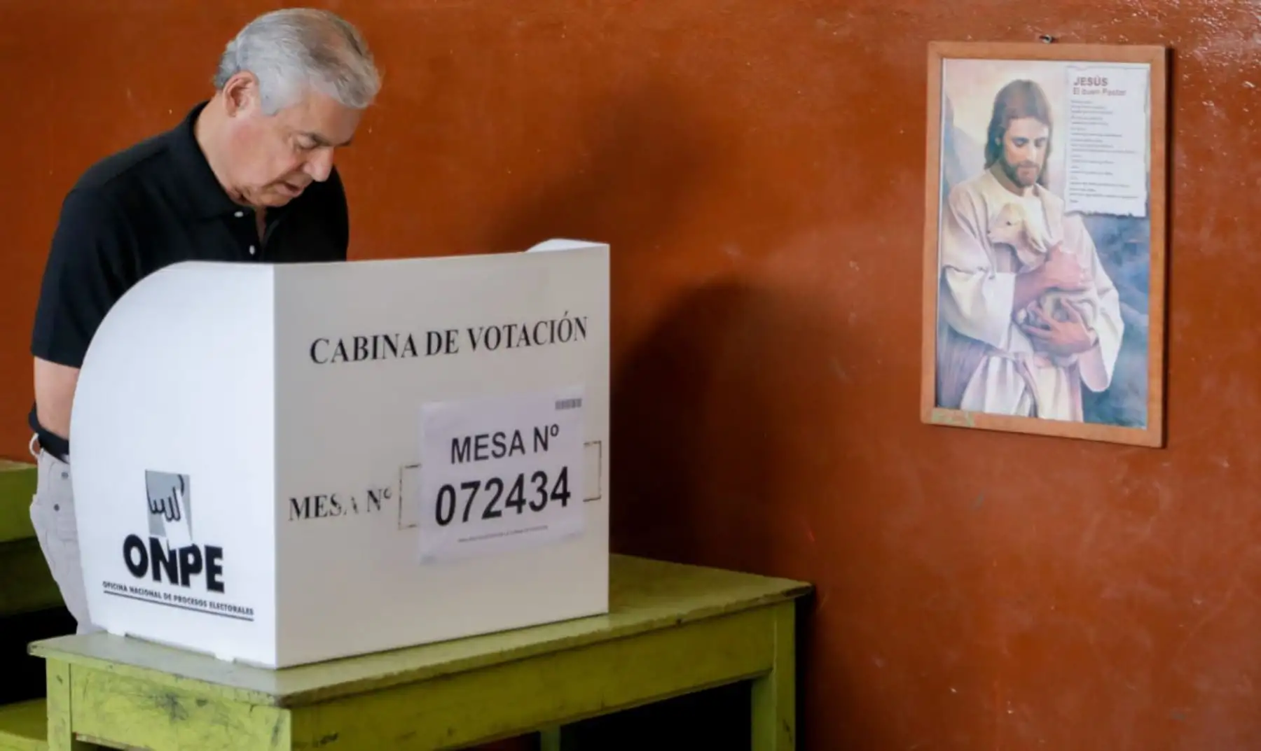 El jefe del Gabinete Ministerial, César Villanueva, sufrago en el referéndum 2018 en la región San Martin .Foto: ANDINA/PCM