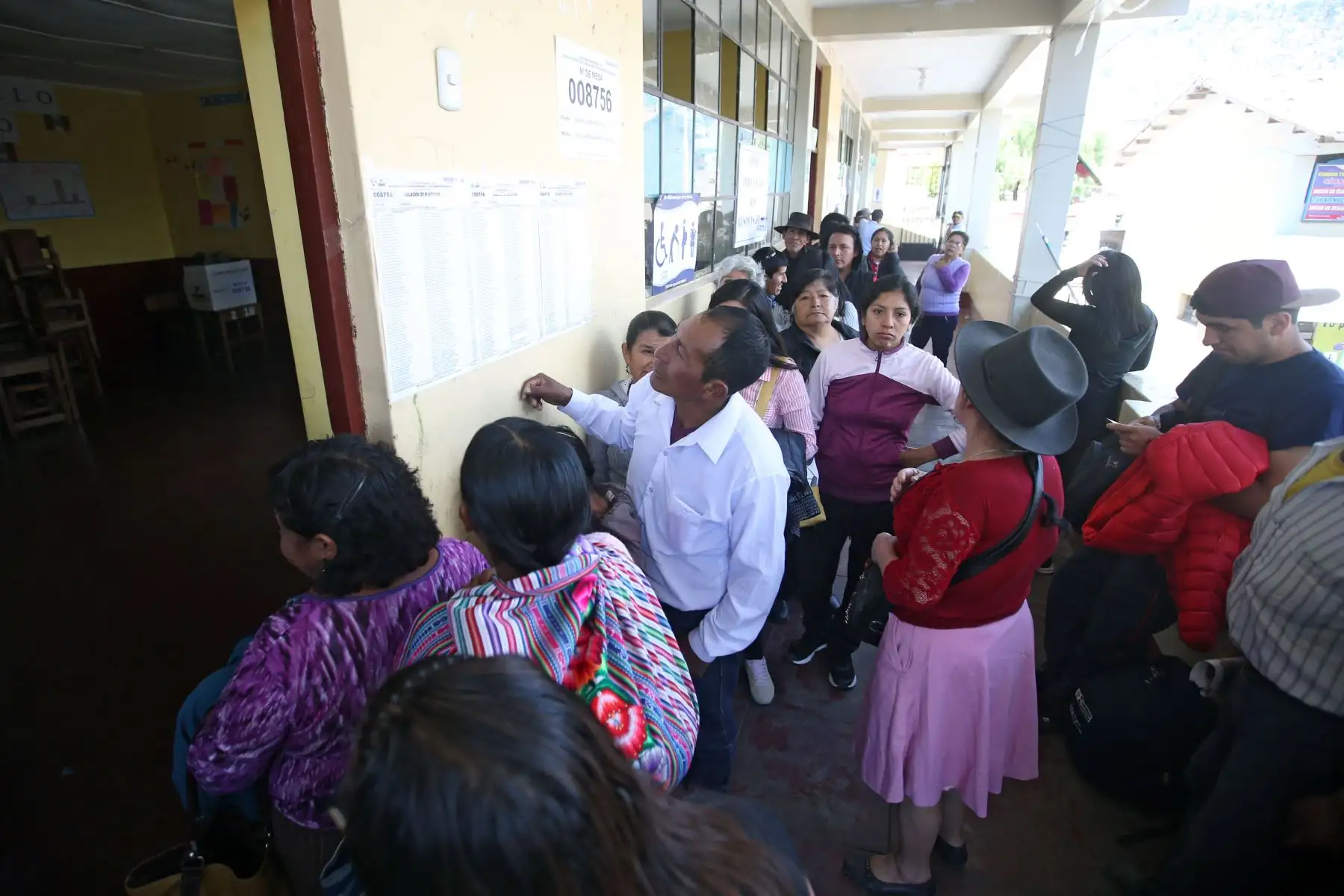 Ciudadanos sufragan para segunda vuelta regional y referéndum 2018 en Ayacucho. Foto: ANDINA/Vidal Tarqui Palomino