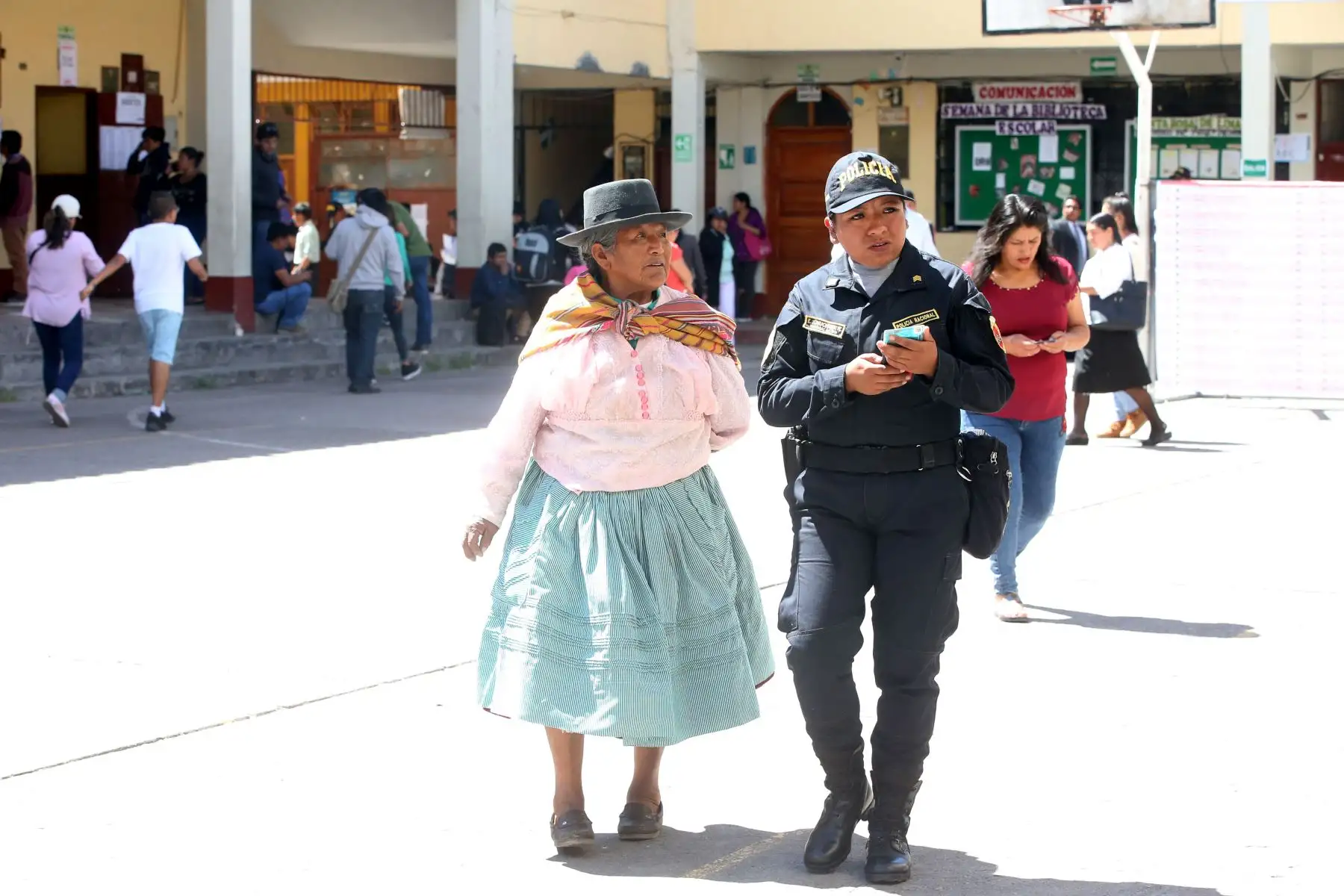 Ciudadanos sufragan para segunda vuelta regional y referéndum 2018 en Ayacucho. Foto: ANDINA/Vidal Tarqui Palomino