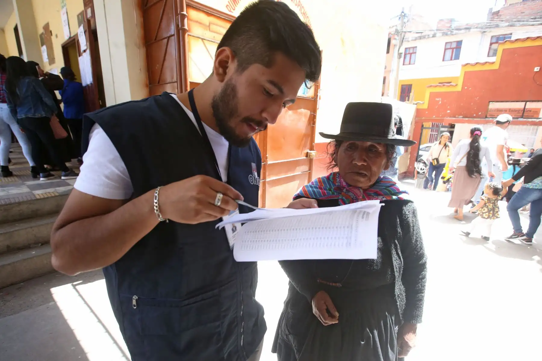 Ciudadanos sufragan para segunda vuelta regional y referéndum 2018 en Ayacucho. Foto: ANDINA/Vidal Tarqui Palomino