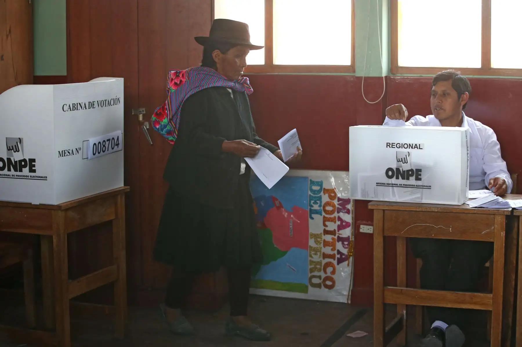 Ciudadanos sufragan para segunda vuelta regional y referéndum 2018 en Ayacucho. Foto: ANDINA/Vidal Tarqui Palomino
