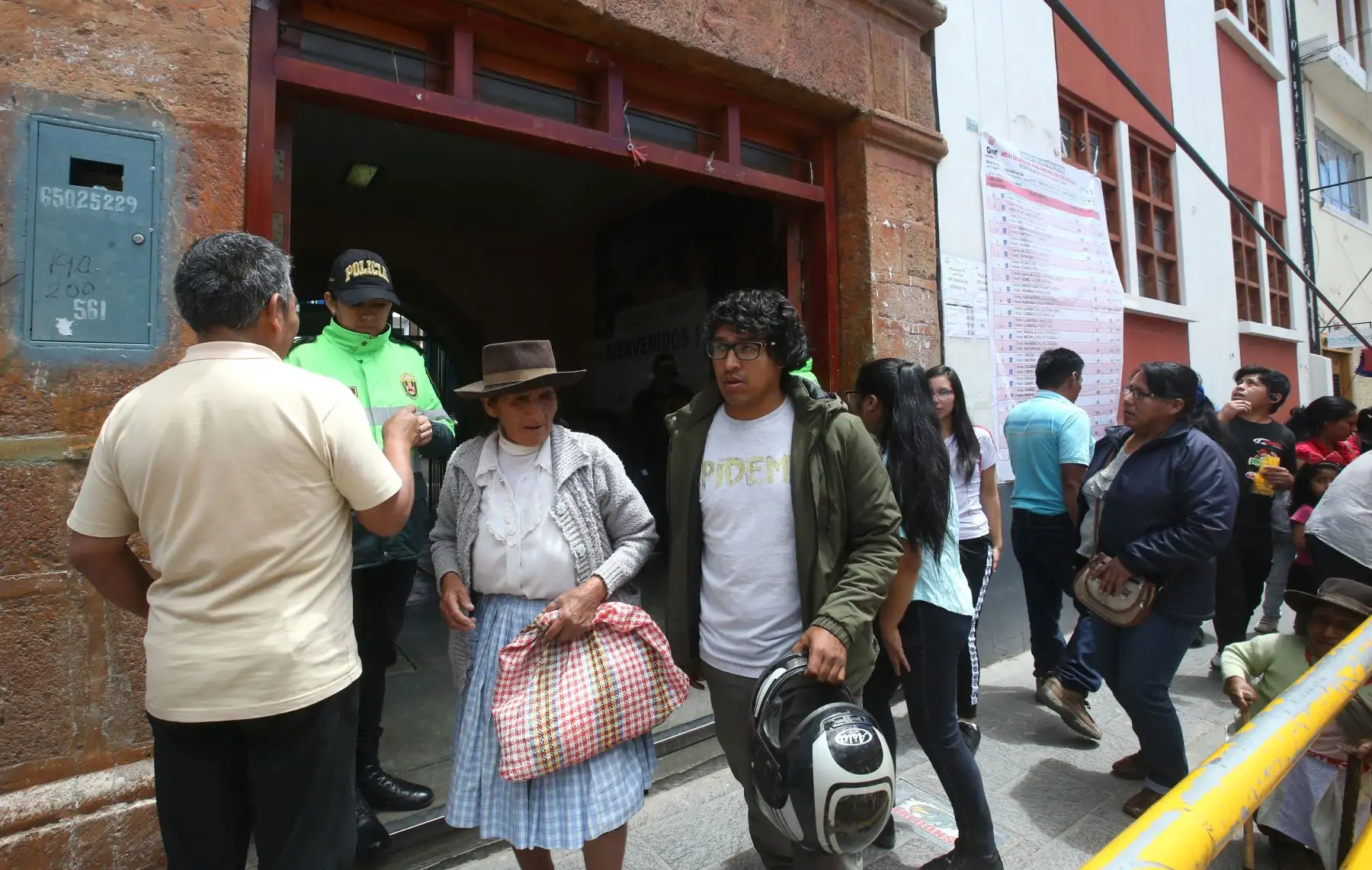 Ciudadanos sufragan para segunda vuelta regional y referéndum 2018 en Ayacucho. Foto: ANDINA/Vidal Tarqui Palomino