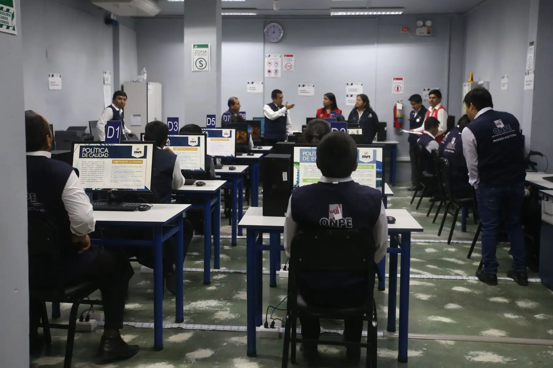 El material logístico se terminó de distribuir en los 221 locales registrados como centros de votación en el departamento de Ayacucho. Foto: ANDINA/Vidal Tarqui Palomino