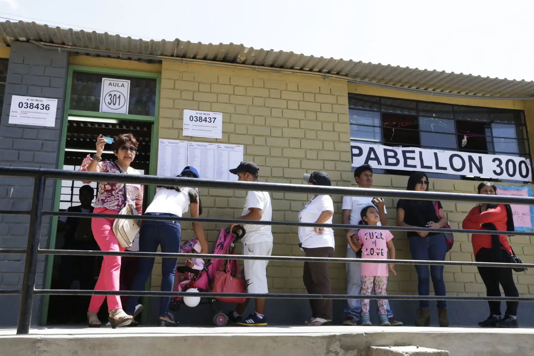 Ciudadanos de Chorrillos votan al Referendum 2018.  Foto: ANDINA/Melina Mejía