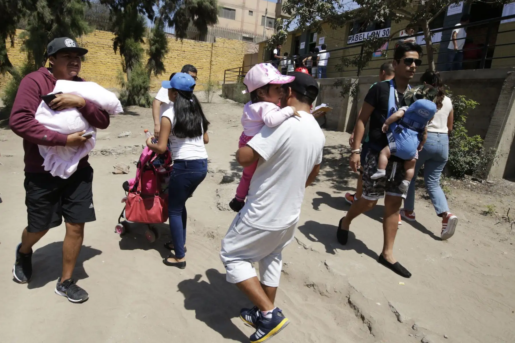 Ciudadanos de Chorrillos votan al Referendum 2018.  Foto: ANDINA/Melina Mejía