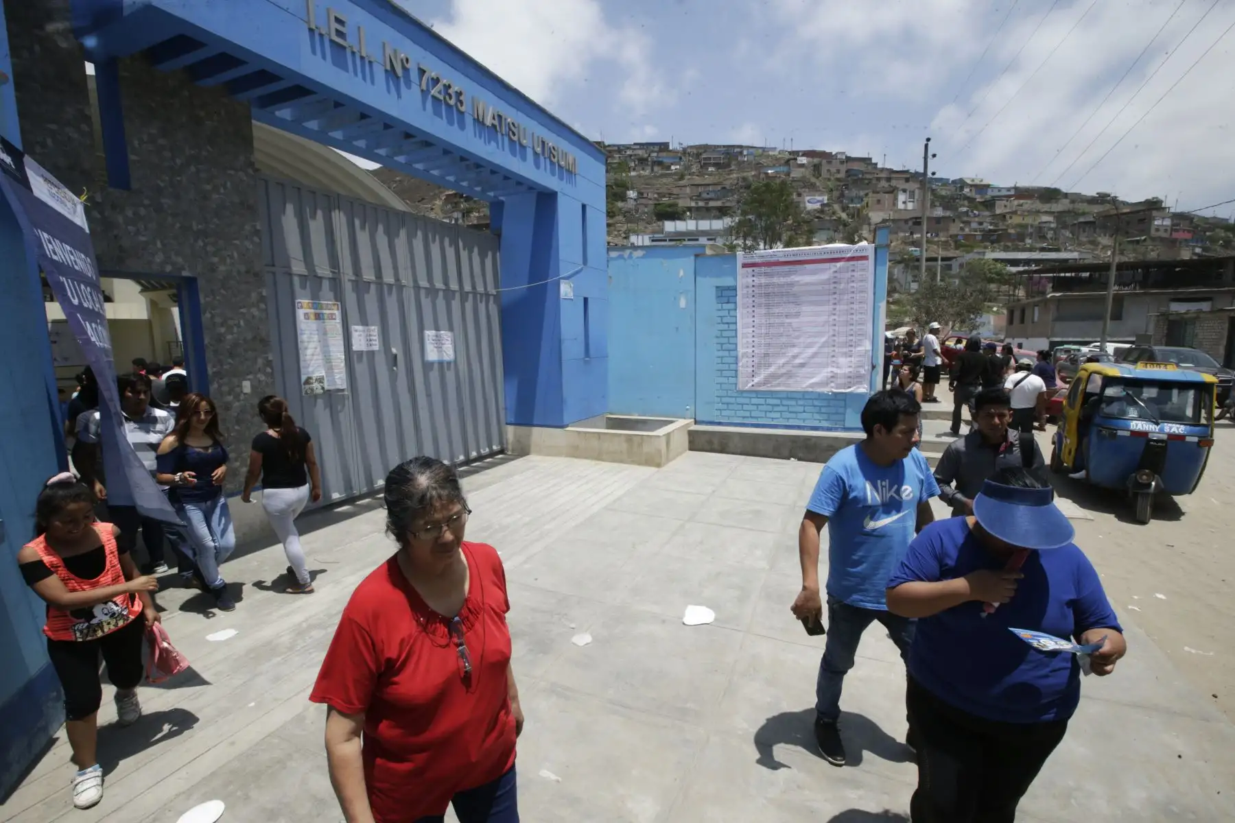 Ciudadanos de Villa el Salvador acuden a votar durante las elecciones al Referendum 2018.  Foto: ANDINA/Melina Mejía