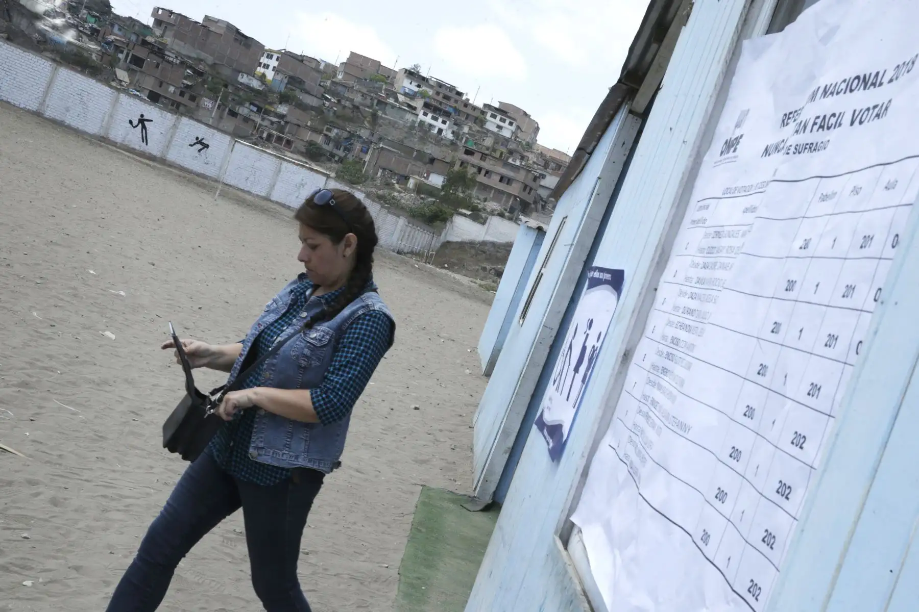 Ciudadanos de Villa el Salvador acuden a votar durante las elecciones al Referendum 2018.  Foto: ANDINA/Melina Mejía