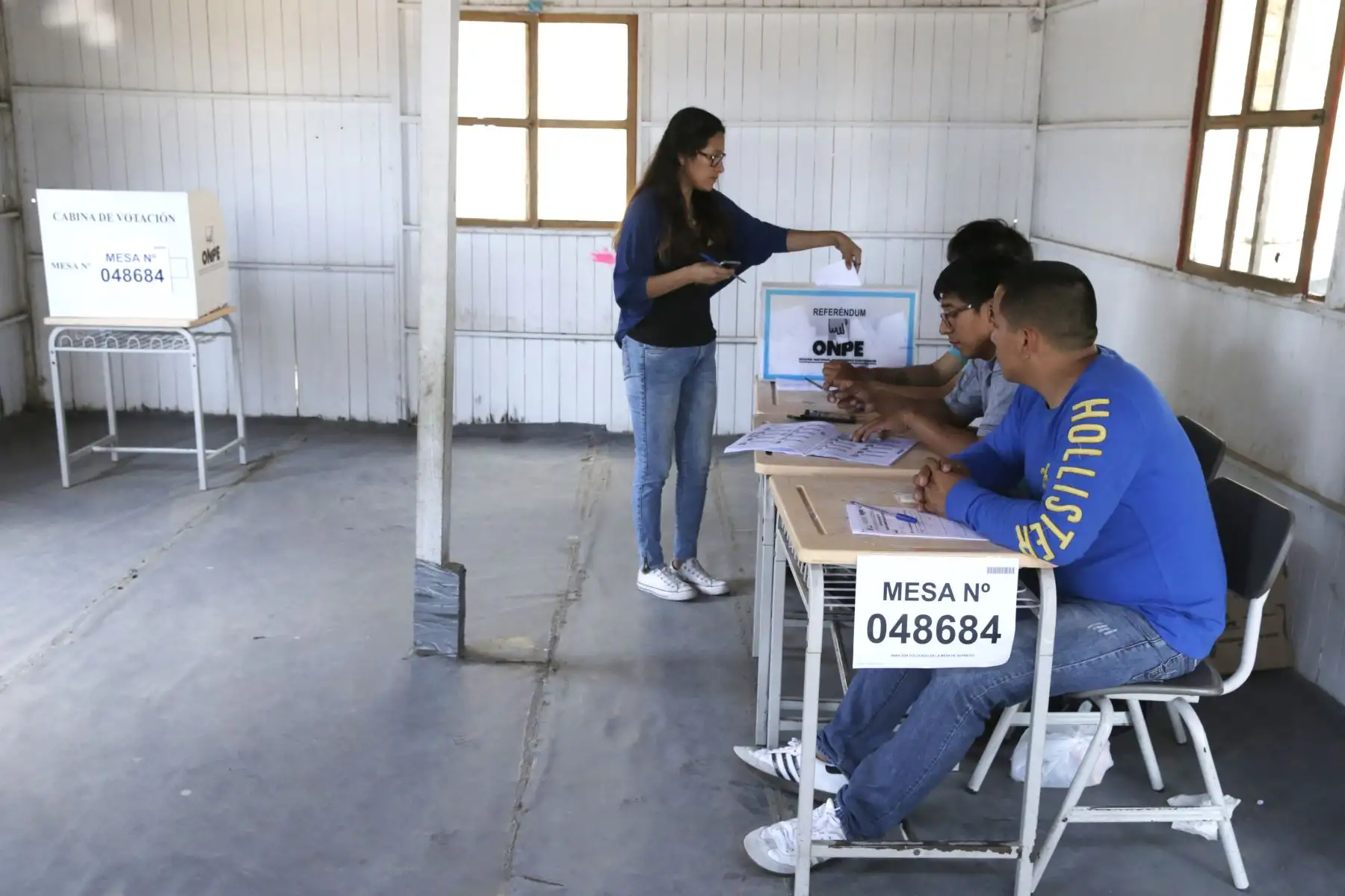 Ciudadanos de Villa el Salvador acuden a votar durante las elecciones al Referendum 2018.  Foto: ANDINA/Melina Mejía