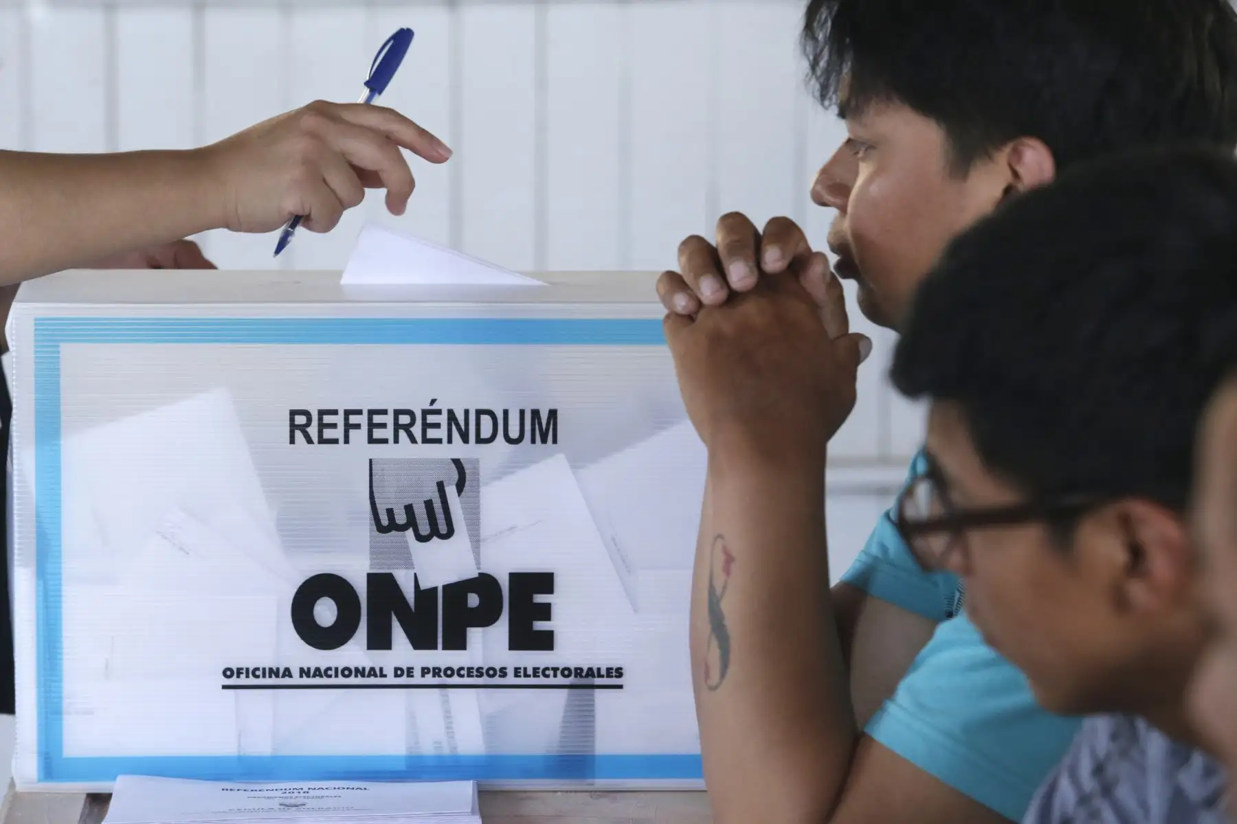 Ciudadanos de Villa el Salvador acuden a votar durante las elecciones al Referendum 2018.  Foto: ANDINA/Melina Mejía
