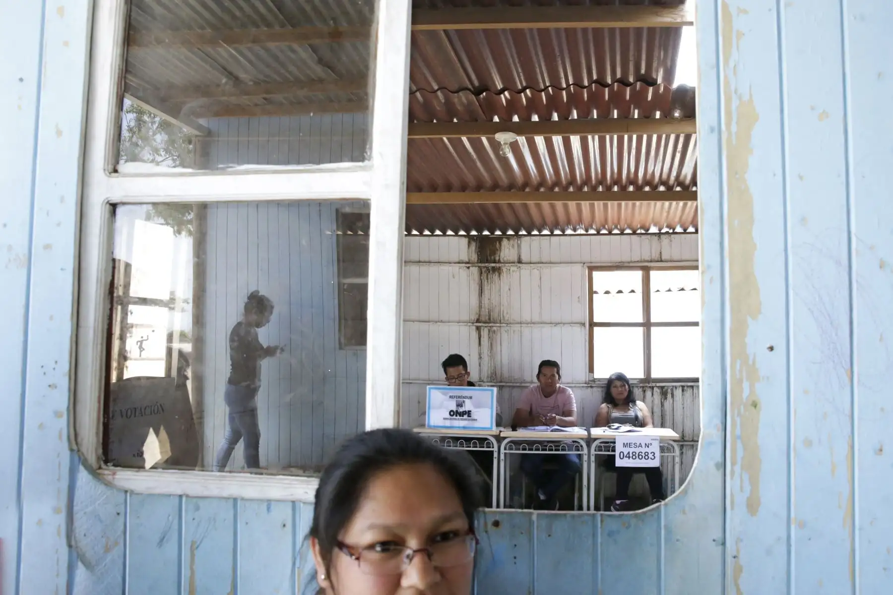 Ciudadanos de Villa el Salvador acuden a votar durante las elecciones al Referendum 2018.  Foto: ANDINA/Melina Mejía