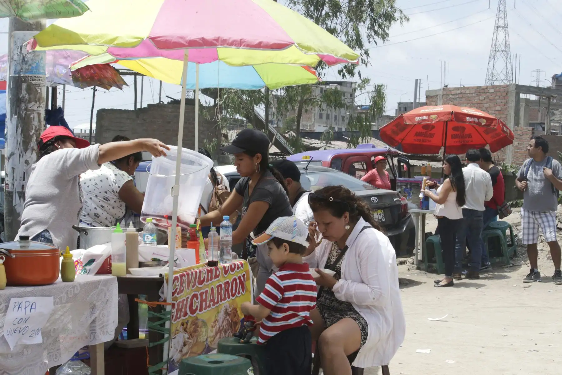 Ciudadanos de Villa el Salvador acuden a votar durante las elecciones al Referendum 2018.  Foto: ANDINA/Melina Mejía