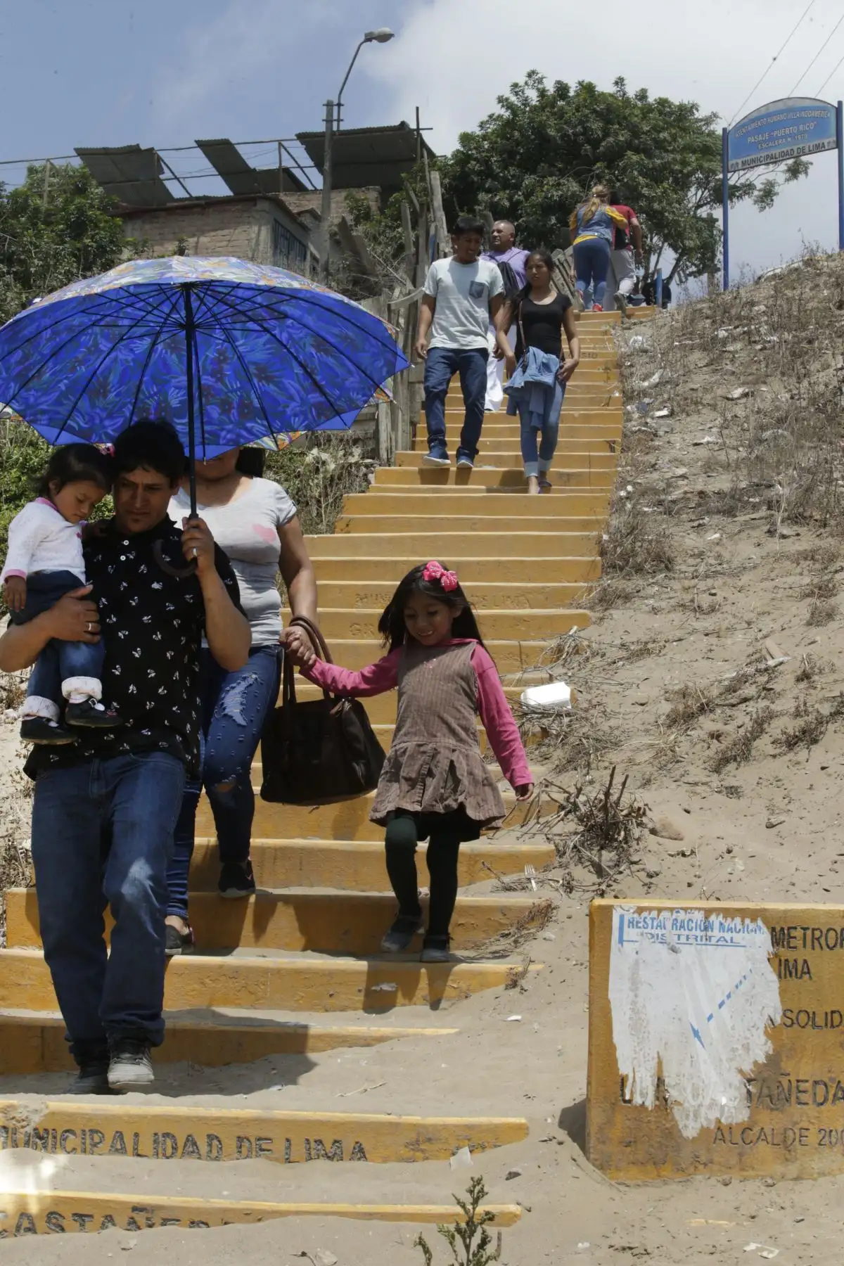 Ciudadanos de Villa el Salvador acuden a votar durante las elecciones al Referendum 2018.  Foto: ANDINA/Melina Mejía