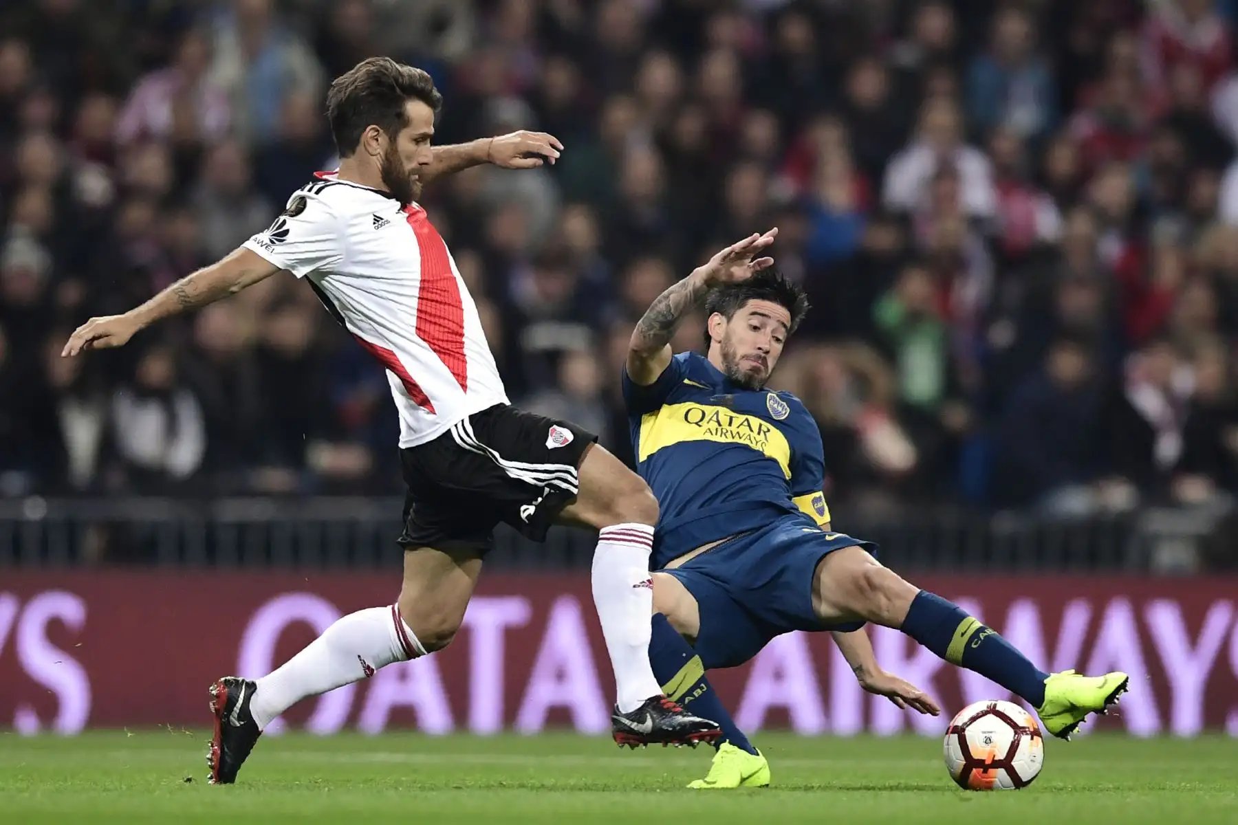 Leonardo Ponzio (L), de River Plate, y Pablo Pérez, de Boca Juniors, compitieron por el balón durante el partido de ida de la final de la Copa Libertadores argentina, en el estadio Santiago Bernabeu de Madrid, el 9 de diciembre de 2018.  AFP