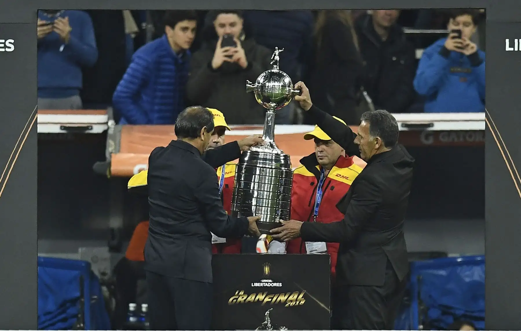 Los ex jugadores argentinos Ramon Angel Díaz y Miguel Angel Russo presentan el trofeo de la Copa Libertadores antes del inicio del partido de ida de la final de la Copa Argentina de Libertadores, entre River Plate y Boca Juniors, en el estadio Santiago Bernabeu. Madrid el 9 de diciembre de 2018.  AFP