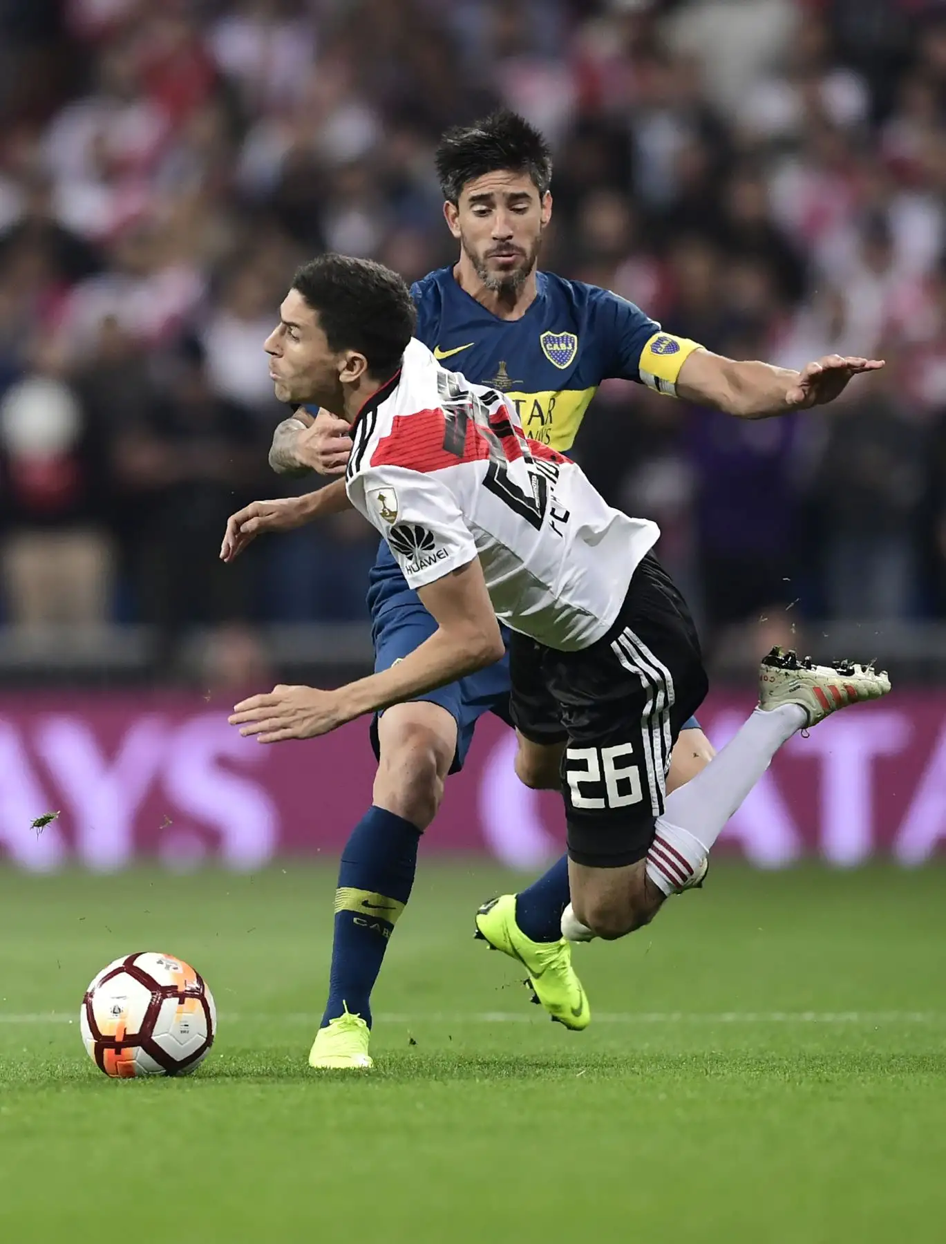 Pablo Pérez, de Boca Juniors (espalda), comete faltas contra Ignacio Fernández de River Plate durante el partido de la segunda etapa de su final de la Copa Libertadores argentina, en el estadio Santiago Bernabeu de Madrid, el 9 de diciembre de 2018.  AFP