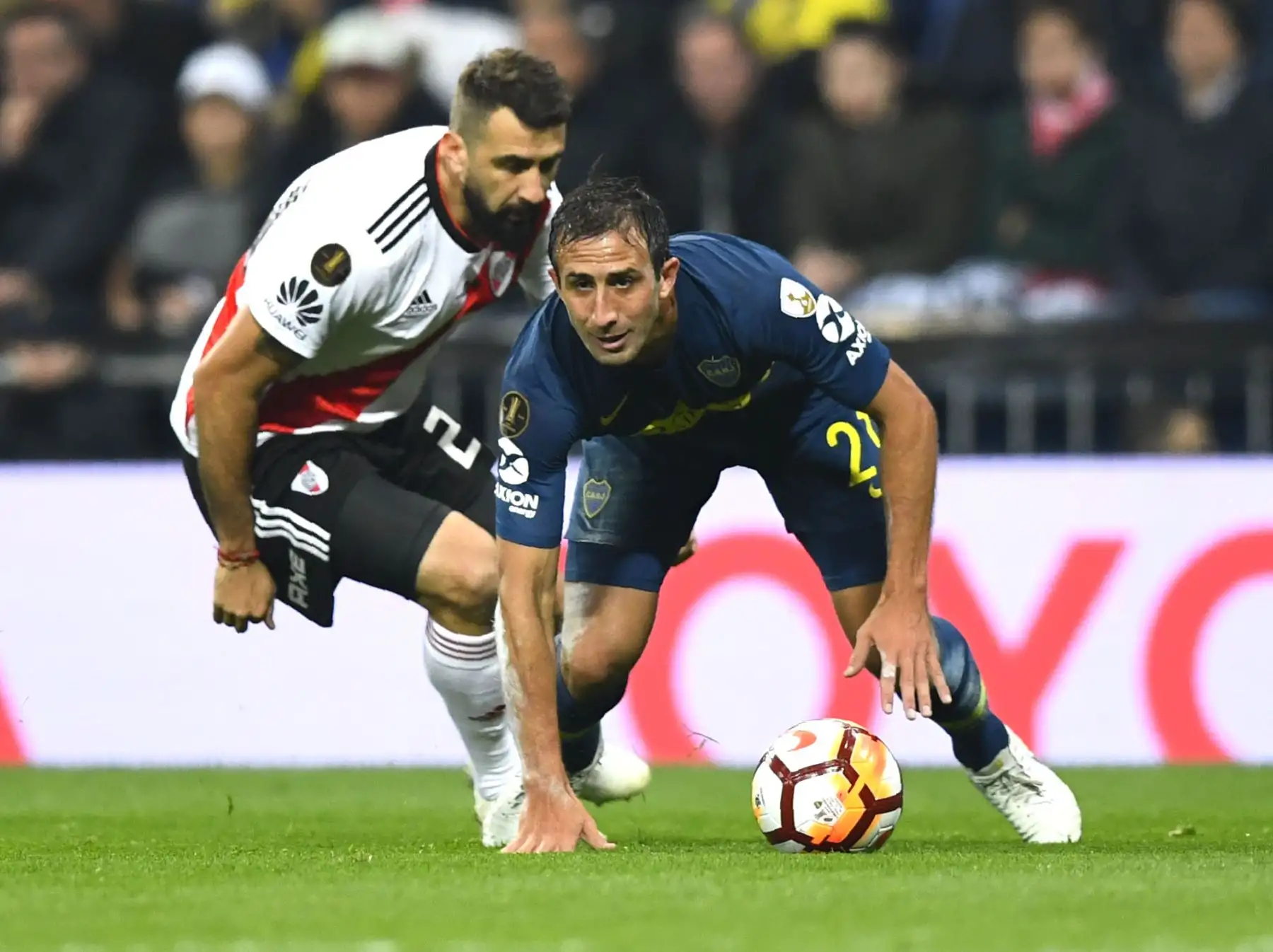 Lucas Pratto (L) de River Plate y Carlos Izquierdoz de Boca Juniors compitieron por el balón durante el partido de la segunda etapa de la final de la Copa Libertadores argentina, en el estadio Santiago Bernabeu de Madrid, el 9 de diciembre de 2018.A FP