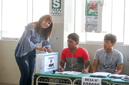 Ministra de Desarrollo e Inclusión Social, Liliana La Rosa ejerce su derecho de votación en el Referéndum 2018. Foto: Cortesía.