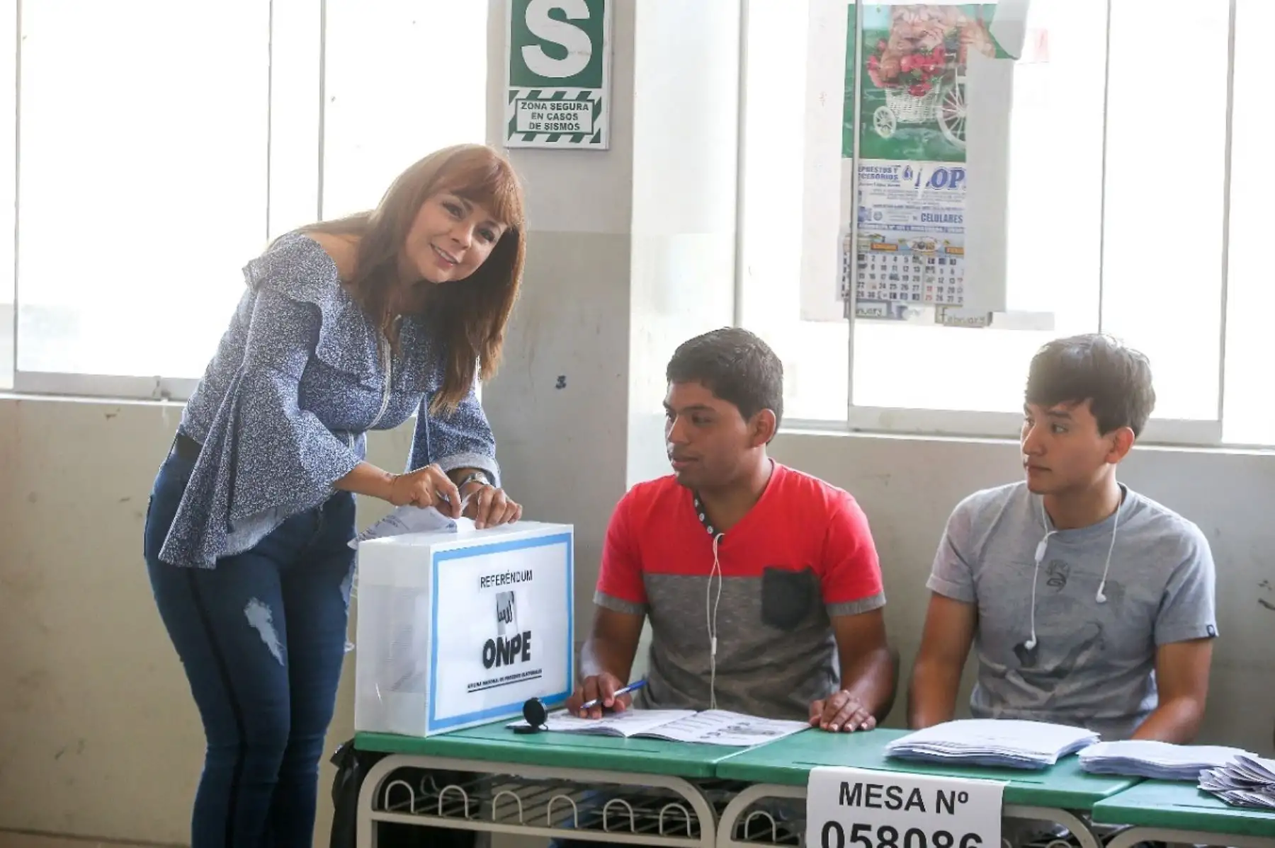 Ministra de Desarrollo e Inclusión Social, Liliana La Rosa ejerce su derecho de votación en el Referéndum 2018. Foto: Cortesía.