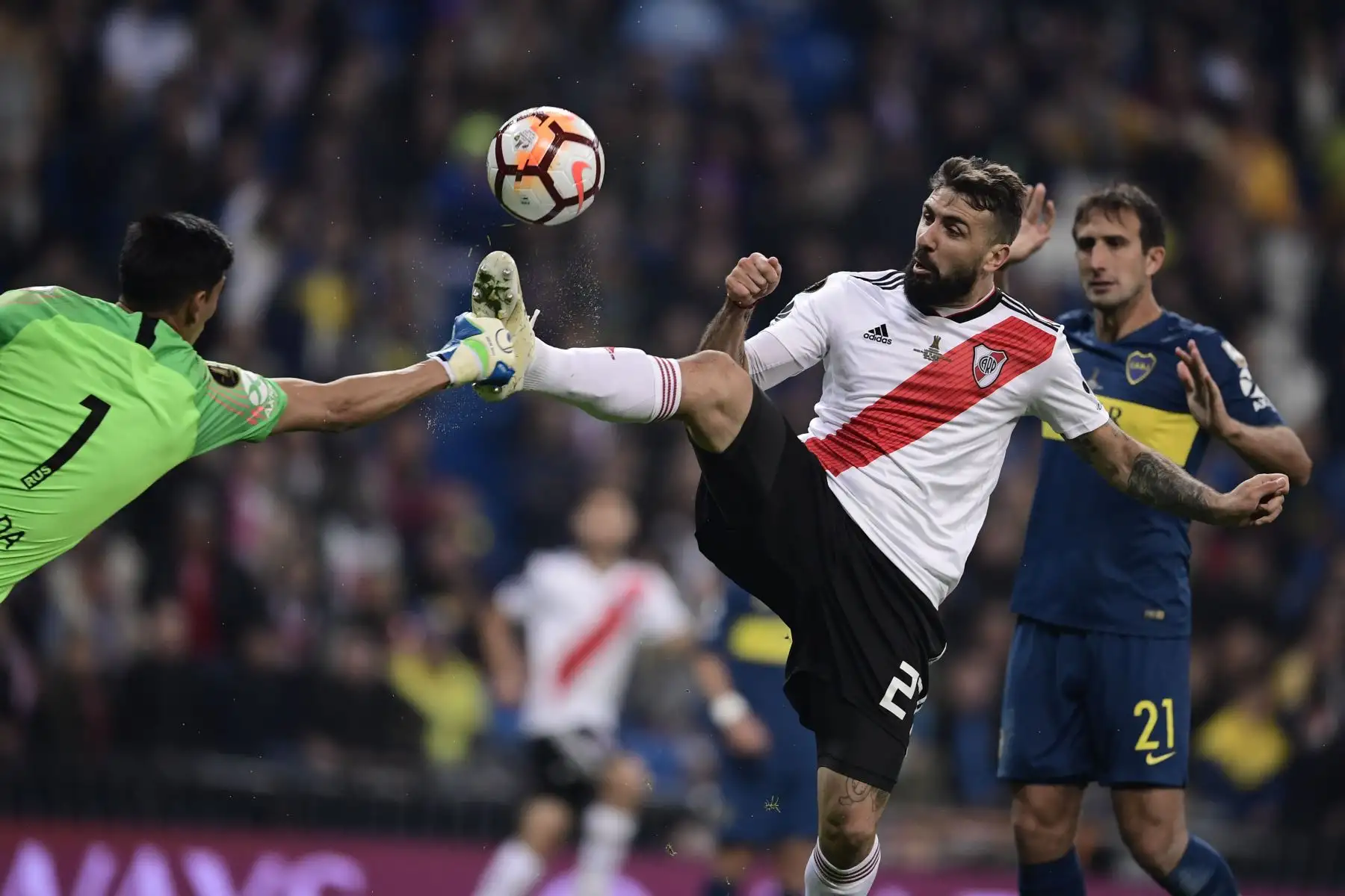Lucas Pratto (C) de River Plate compite por el balón con el portero de Boca Juniors, Esteban Andrada, en el partido de ida de la final de la Copa Libertadores de Argentina, en el estadio Santiago Bernabeu de Madrid, el 9 de diciembre de 2018. AFP