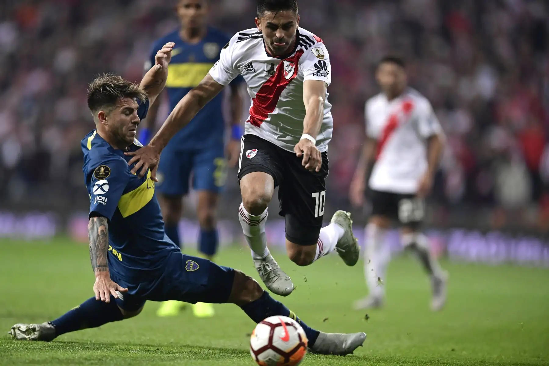 Gonzalo Martínez (R) de River Plate es desafiado por Julio Buffarini de Boca Juniors durante el partido de la segunda etapa de su final de la Copa Libertadores argentina, en el estadio Santiago Bernabeu en Madrid, el 9 de diciembre de 2018. AFP