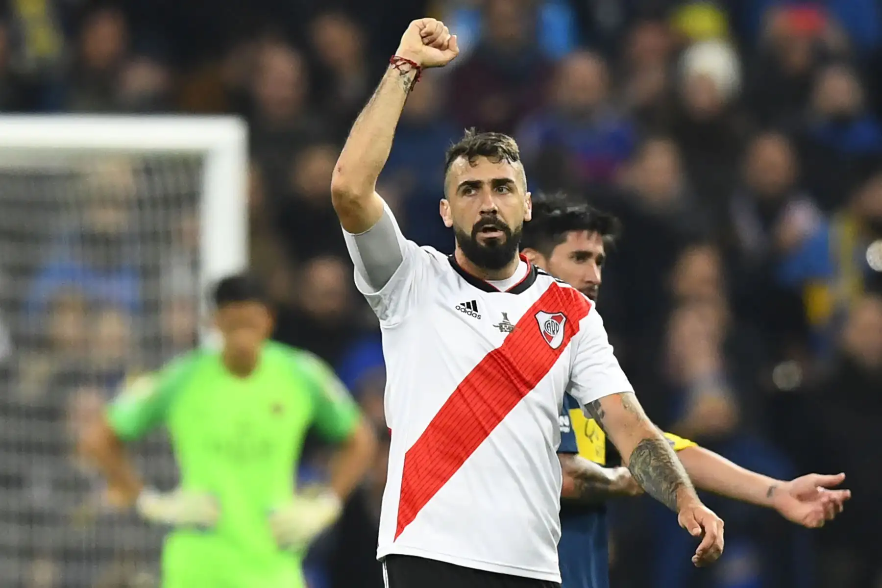 Lucas Pratto (R) de River Plate celebra con sus compañeros de equipo, Ignacio Fernández (C) y Gonzalo Martínez, luego de anotar contra Boca Juniors durante el partido de ida de la final de la Copa Libertadores argentina, en el estadio Santiago Bernabeu de Madrid, el 9 de diciembre de 2018. AFP