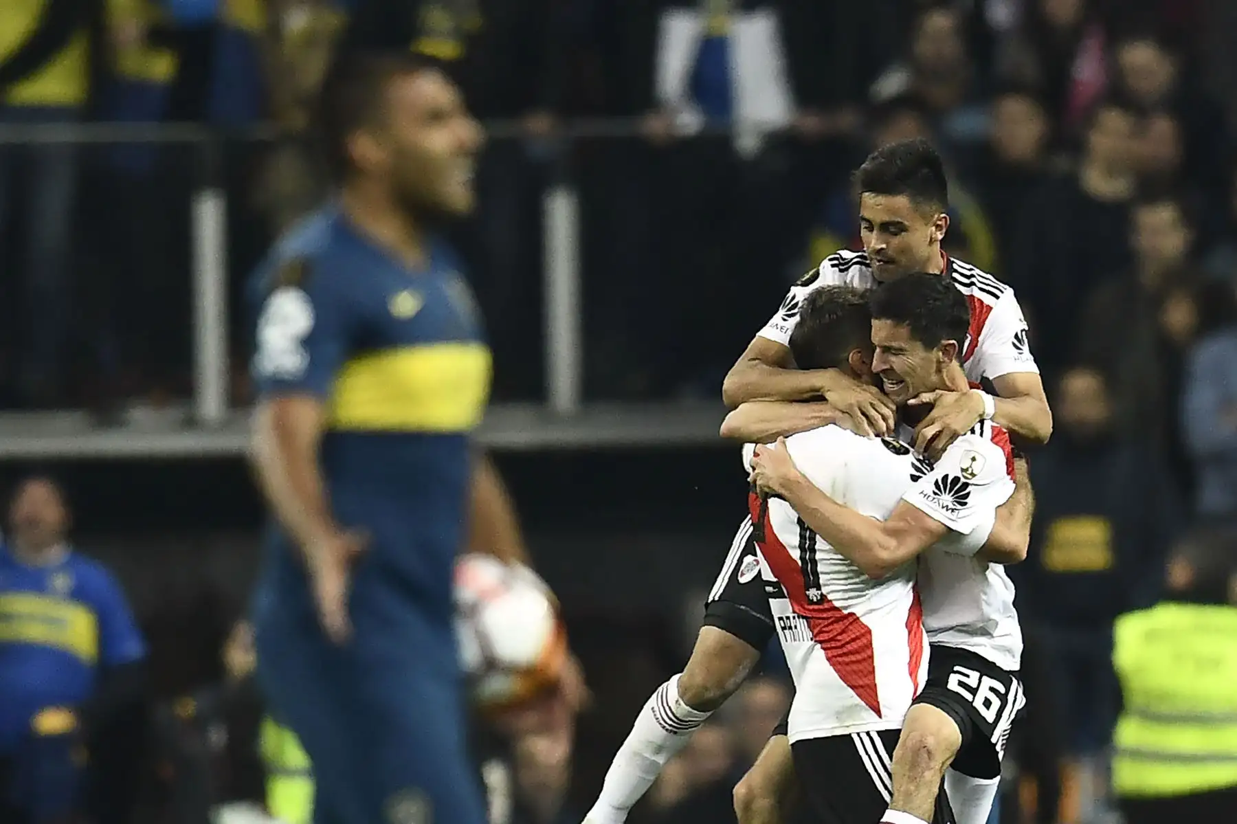 Lucas Pratto (L) de River Plate celebra con sus compañeros de equipo, Ignacio Fernández (R) y Gonzalo Martínez (arriba) luego de anotar contra Boca Juniors durante el partido de ida de la final de la Copa Libertadores argentina, en el estadio Santiago Bernabeu de Madrid, en diciembre. 9, 2018. AFP