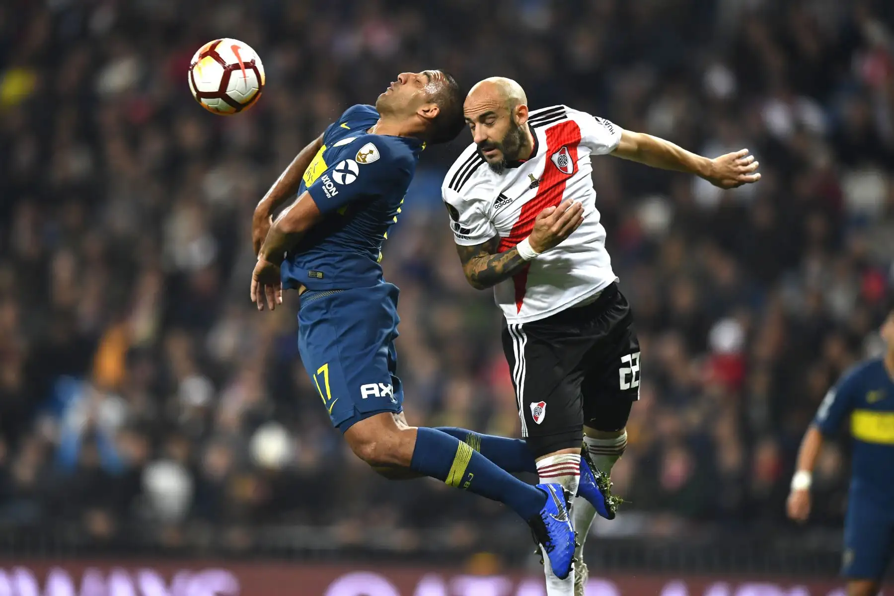 Ramon Abila (L), de Boca Juniors, y Javier Pinola, de River Plate, compiten por el balón en el partido de ida de la final de la Copa Libertadores argentina, en el estadio Santiago Bernabeu de Madrid, el 9 de diciembre de 2018. AFP