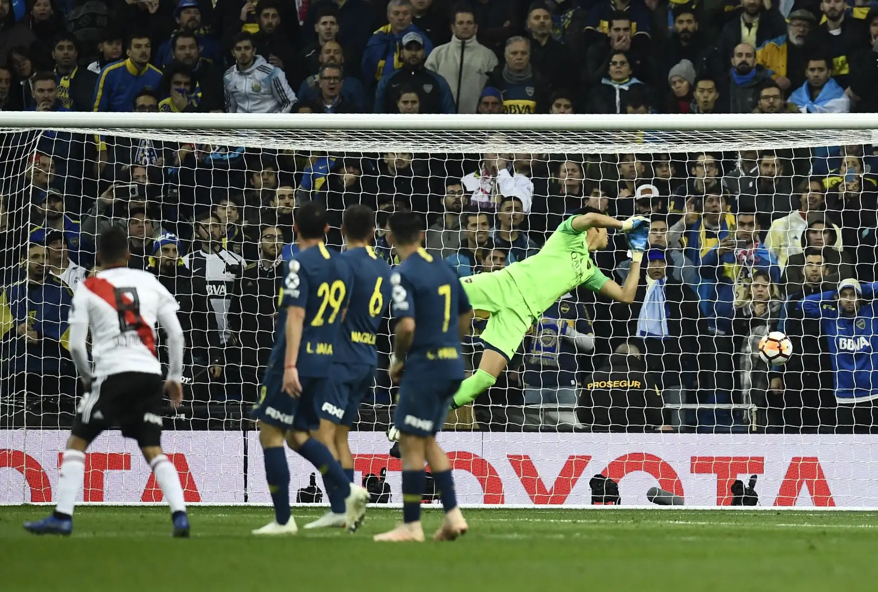 El colombiano Juan Fernando Quintero (L) de River Plate anota contra Boca Juniors durante el partido de ida de la final de la Copa Libertadores de Argentina, en el estadio Santiago Bernabeu de Madrid, el 9 de diciembre de 2018. AFP