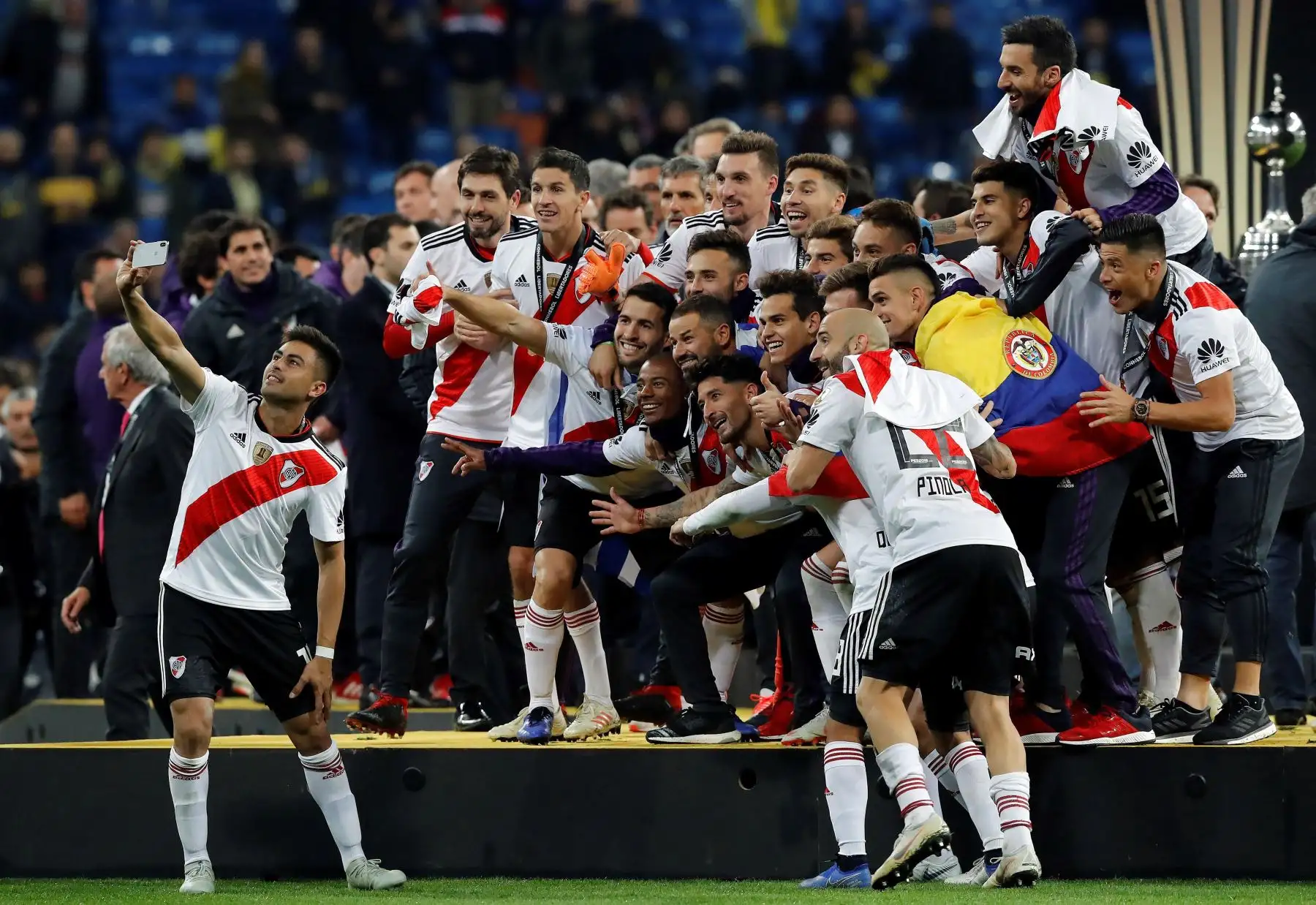 GRAFCAT1158. MADRID, 09/12/2018.- Los jugadores de River Plate en el podio tras vencer a Boca Juniors en el partido de vuelta de la final de la Copa Libertadores que ambos equipos han jugado esta noche en el estadio Santiago Bernabeu de Madrid, y que terminó con la victoria de River Plate por 3-1. EFE