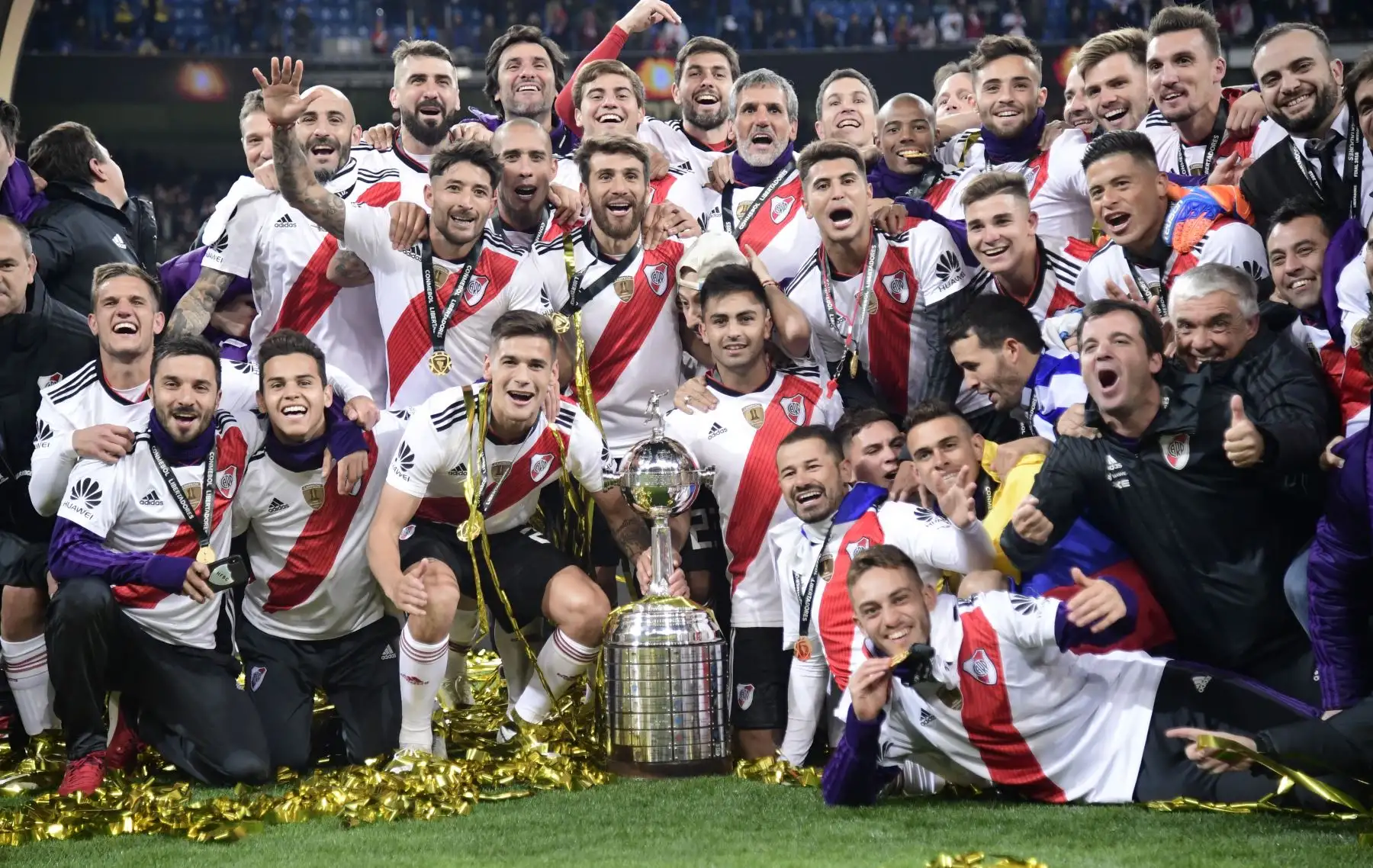 River Plate celebra con el trofeo después de ganar el partido de ida de la final de la Copa Libertadores de Argentina contra Boca Juniors, en el estadio Santiago Bernabeu de Madrid, el 9 de diciembre de 2018. - River Plate vino de atrás para vencer a los rivales argentinos Boca Juniors 3-1 en tiempo extra.AFP