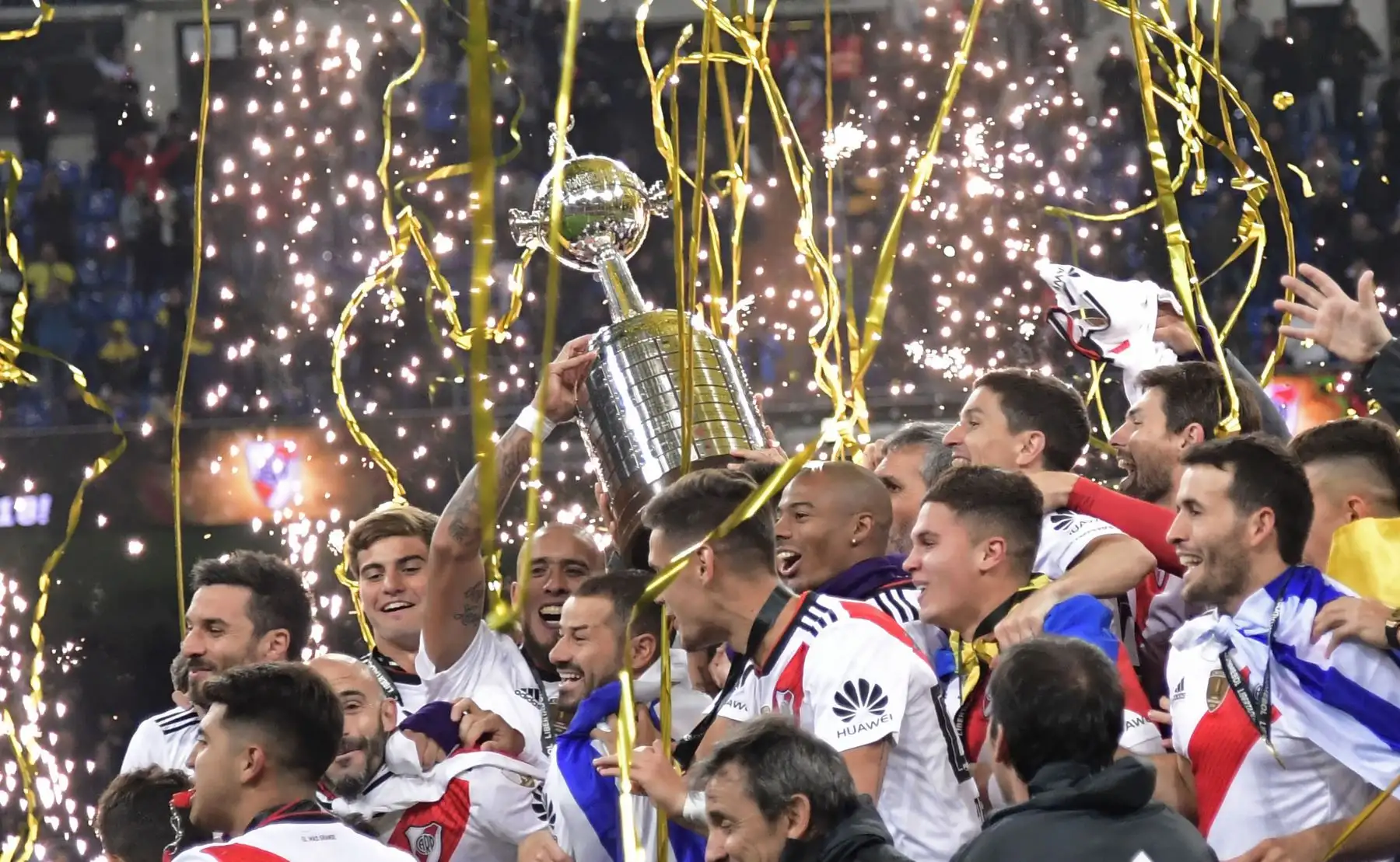 River Plate celebra con el trofeo después de ganar el partido de ida de la final de la Copa Libertadores de Argentina contra Boca Juniors, en el estadio Santiago Bernabeu de Madrid, el 9 de diciembre de 2018. - River Plate vino de atrás para vencer a los rivales argentinos Boca Juniors 3-1 en tiempo extra.AFP