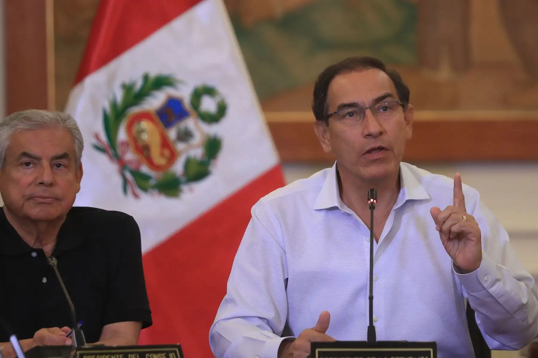 Presidente de la República Vizcarra y miembros del Consejo de Ministros hicieron un alto para presenciar los resultados, a boca de urna, del Referéndum 2018. Foto: ANDINA/Carlos Lezama/Prensa Presidencia