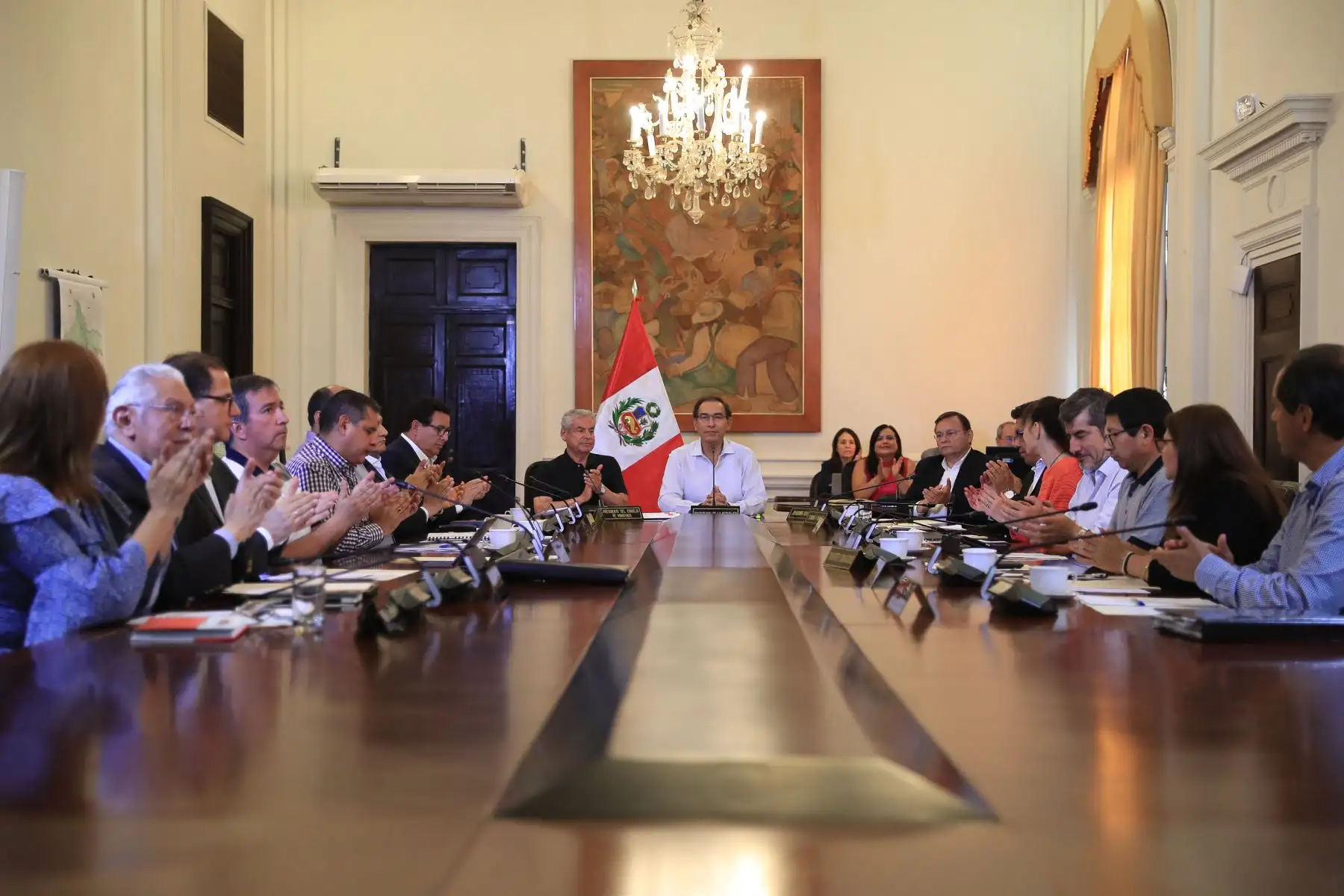 Presidente de la República Vizcarra y miembros del Consejo de Ministros hicieron un alto para presenciar los resultados, a boca de urna, del Referéndum 2018. Foto: ANDINA/Carlos Lezama/Prensa Presidencia