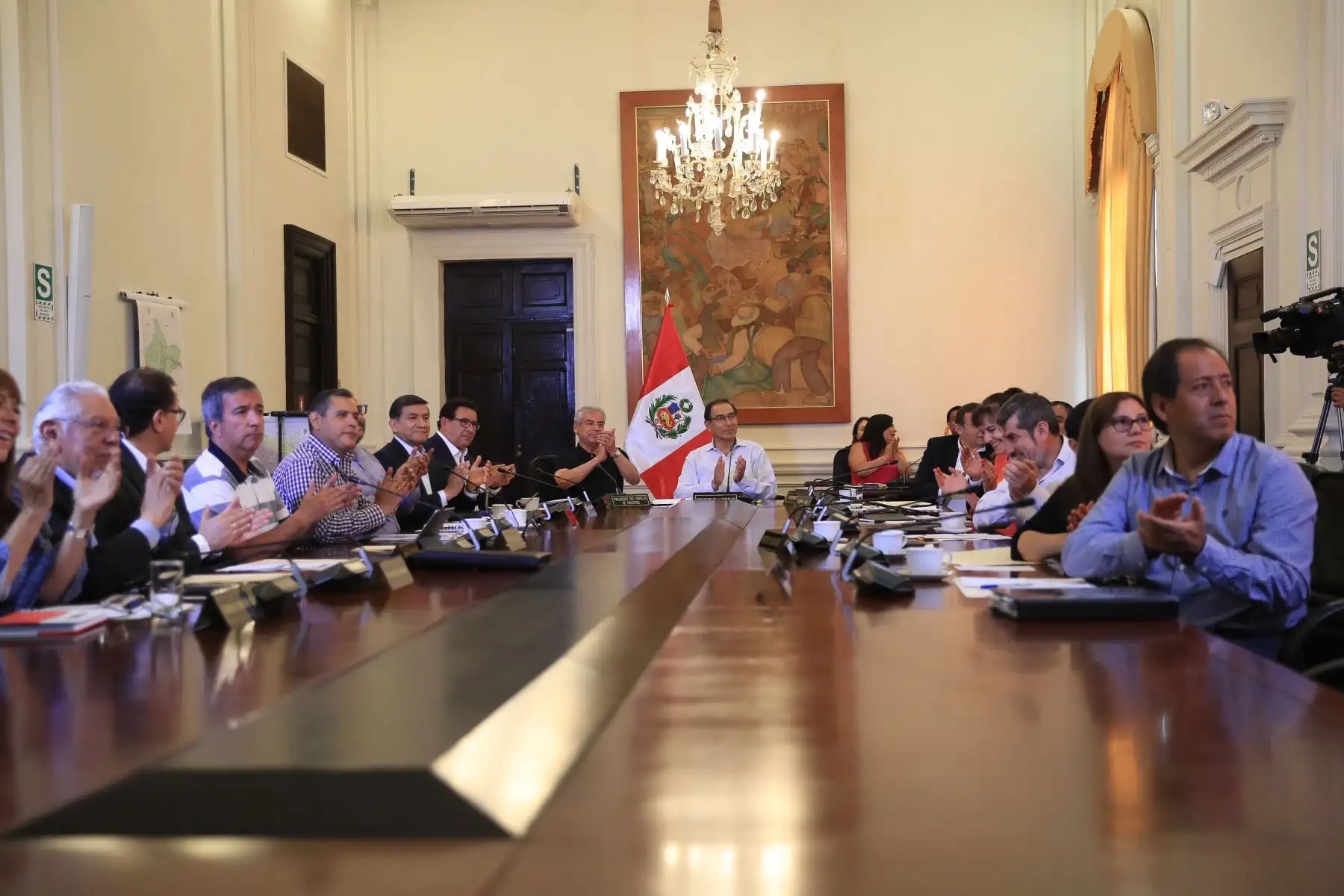Presidente de la República Vizcarra y miembros del Consejo de Ministros hicieron un alto para presenciar los resultados, a boca de urna, del Referéndum 2018. Foto: ANDINA/Carlos Lezama/Prensa Presidencia