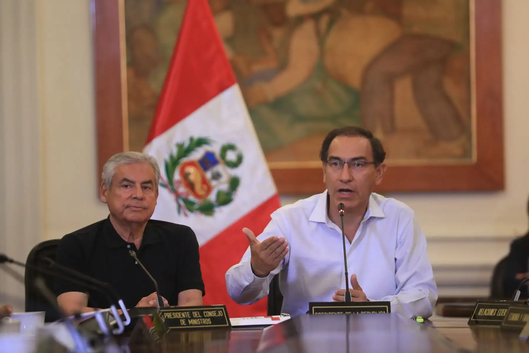 Presidente de la República Vizcarra y miembros del Consejo de Ministros hicieron un alto para presenciar los resultados, a boca de urna, del Referéndum 2018. Foto: ANDINA/Carlos Lezama/Prensa Presidencia